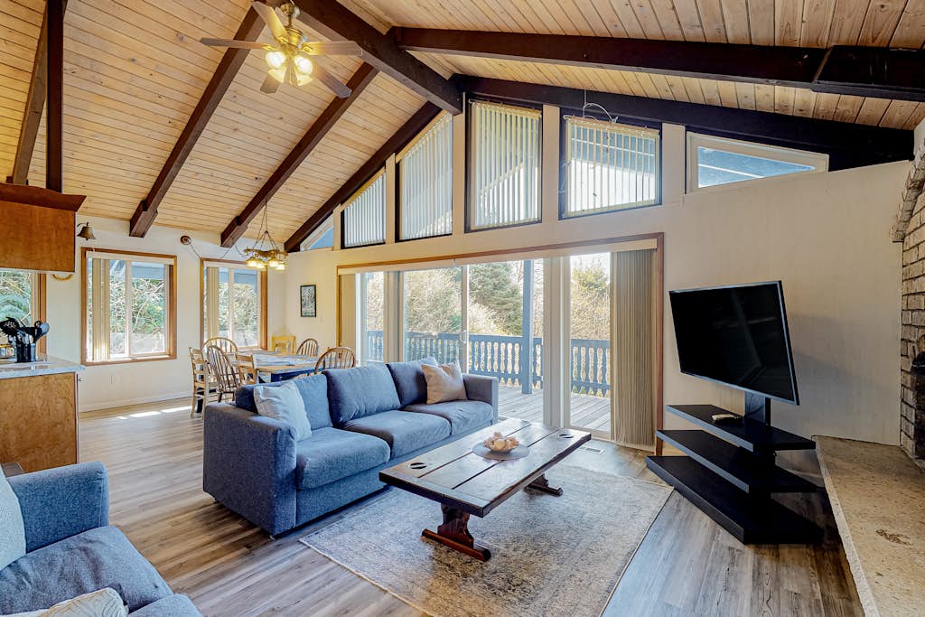 Quaint Dog Friendly Escape Near Town and Beach with Ocean Views and High Speed WiFi