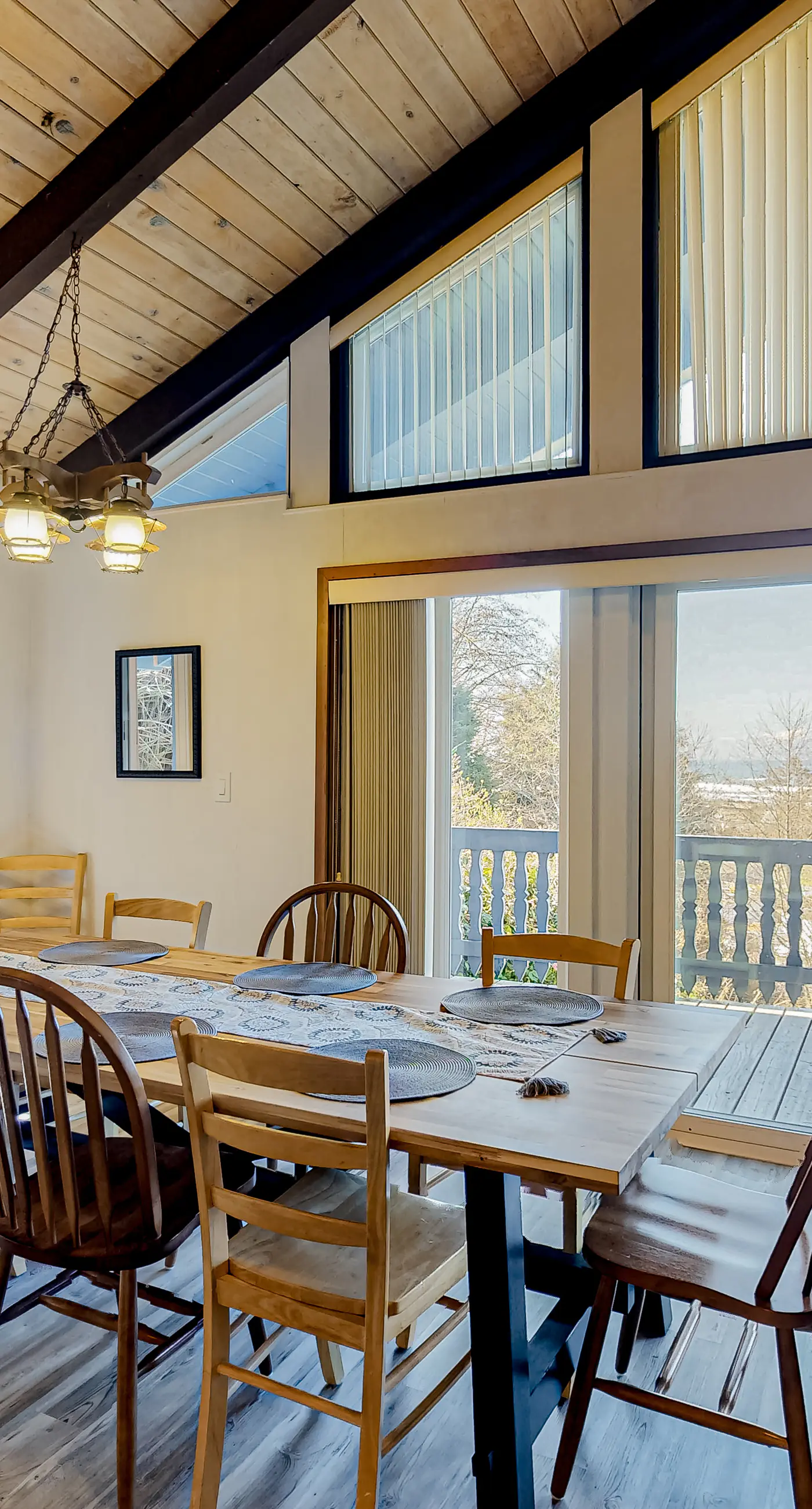 Quaint Dog Friendly Escape Near Town and Beach with Ocean Views and High Speed WiFi