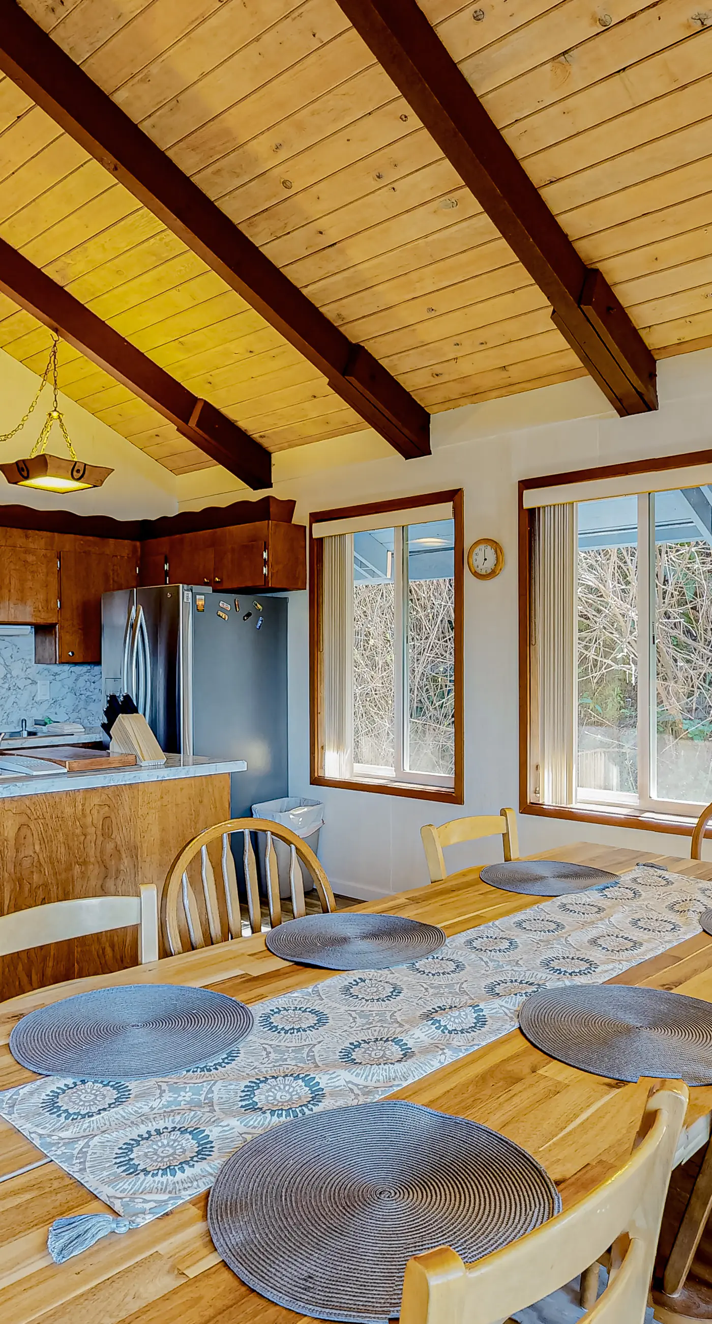 Quaint Dog Friendly Escape Near Town and Beach with Ocean Views and High Speed WiFi