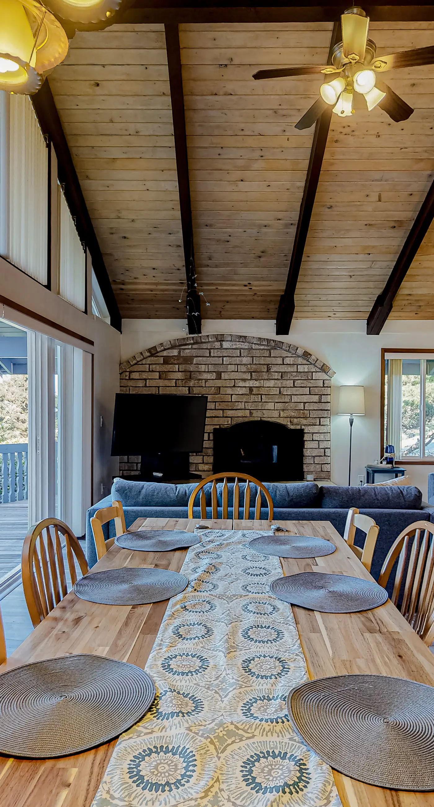 Quaint Dog Friendly Escape Near Town and Beach with Ocean Views and High Speed WiFi