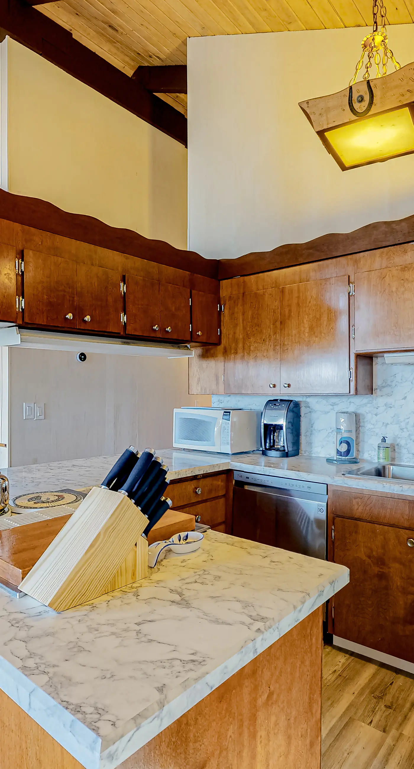Quaint Dog Friendly Escape Near Town and Beach with Ocean Views and High Speed WiFi