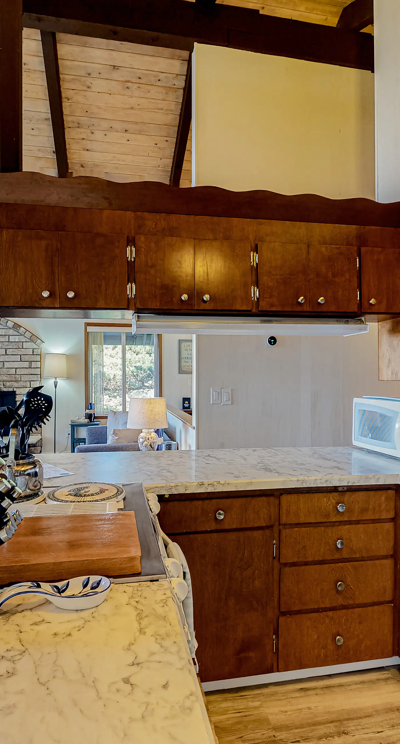 Quaint Dog Friendly Escape Near Town and Beach with Ocean Views and High Speed WiFi