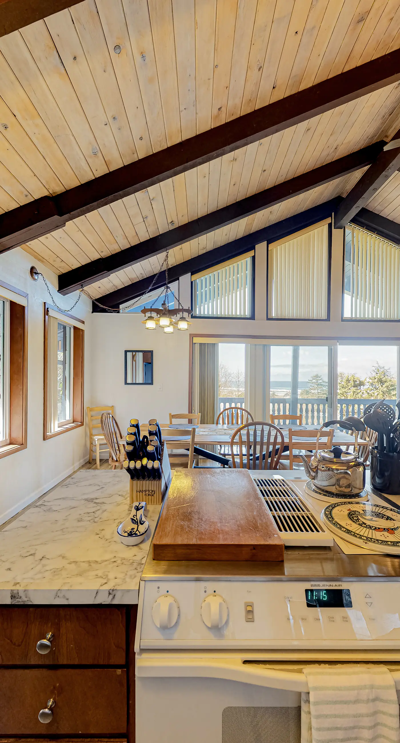 Quaint Dog Friendly Escape Near Town and Beach with Ocean Views and High Speed WiFi