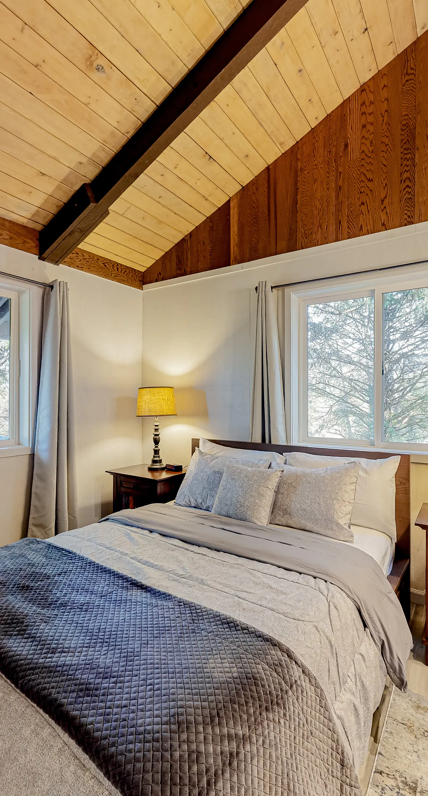 Quaint Dog Friendly Escape Near Town and Beach with Ocean Views and High Speed WiFi