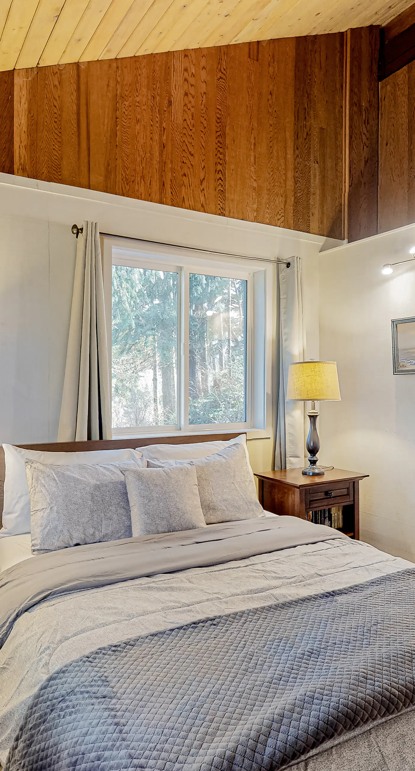 Quaint Dog Friendly Escape Near Town and Beach with Ocean Views and High Speed WiFi