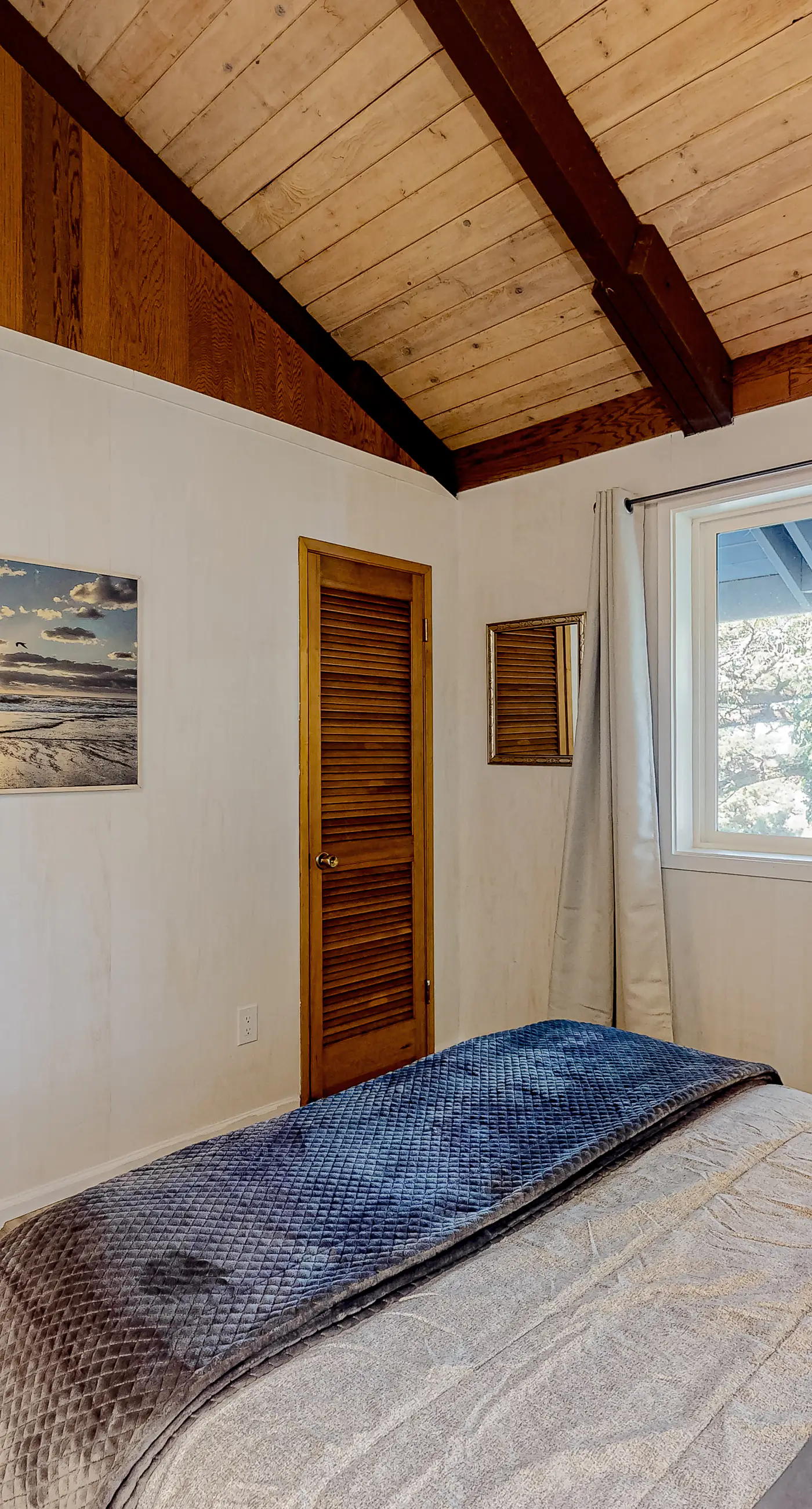 Quaint Dog Friendly Escape Near Town and Beach with Ocean Views and High Speed WiFi