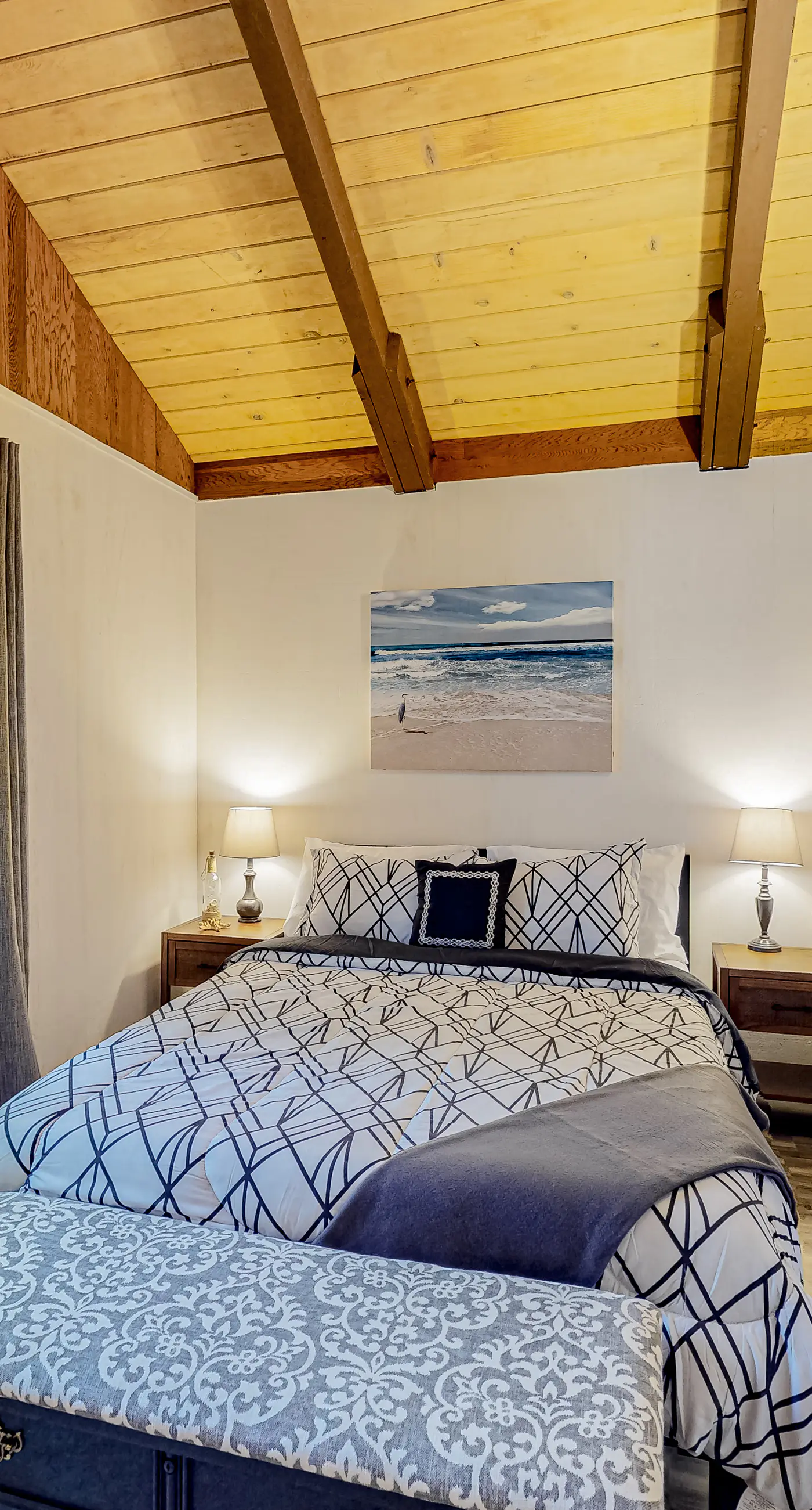 Quaint Dog Friendly Escape Near Town and Beach with Ocean Views and High Speed WiFi