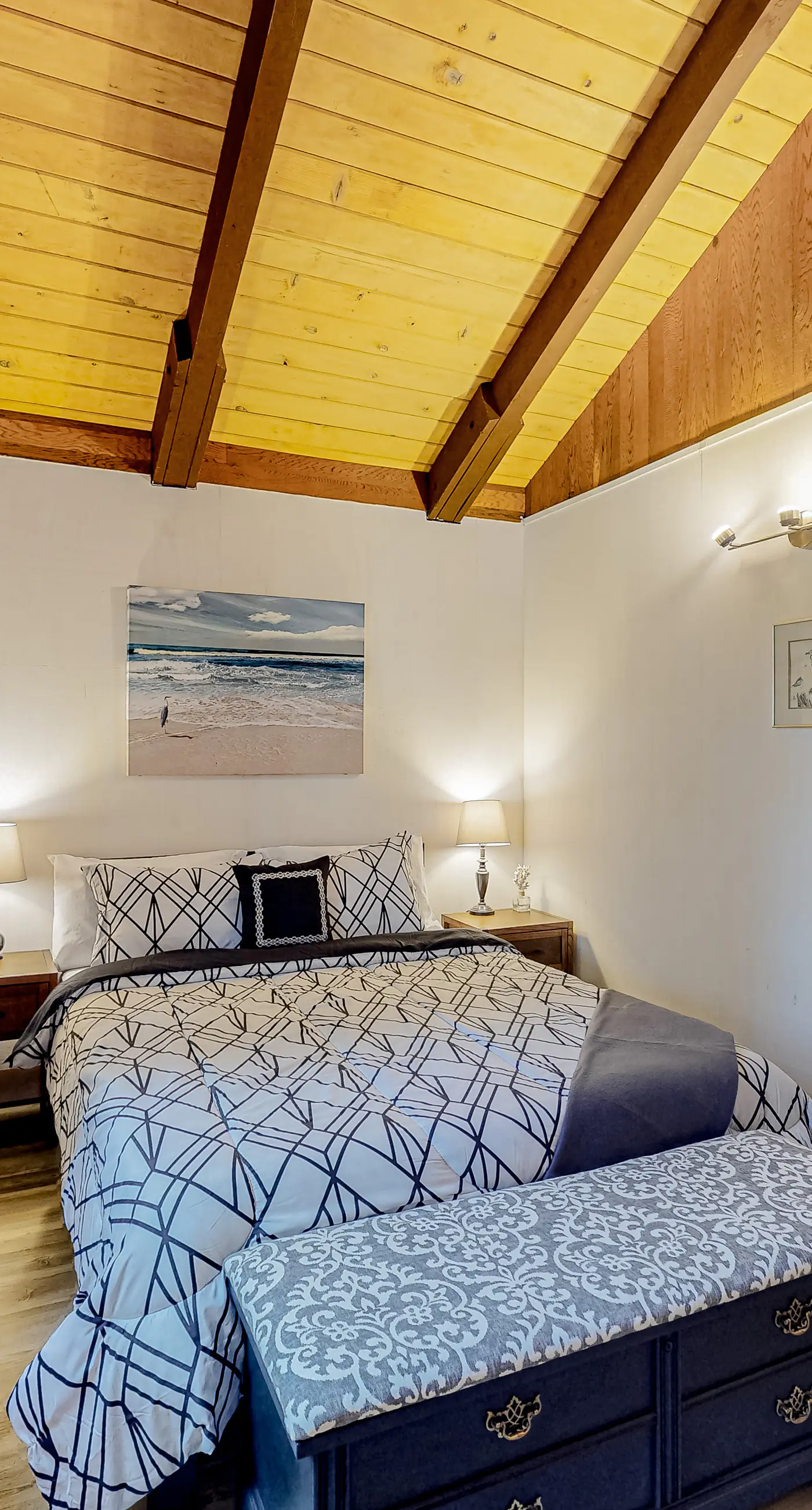 Quaint Dog Friendly Escape Near Town and Beach with Ocean Views and High Speed WiFi