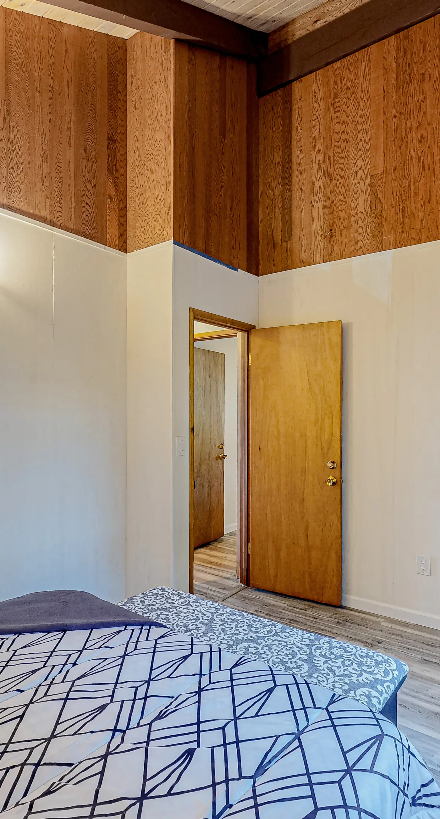 Quaint Dog Friendly Escape Near Town and Beach with Ocean Views and High Speed WiFi