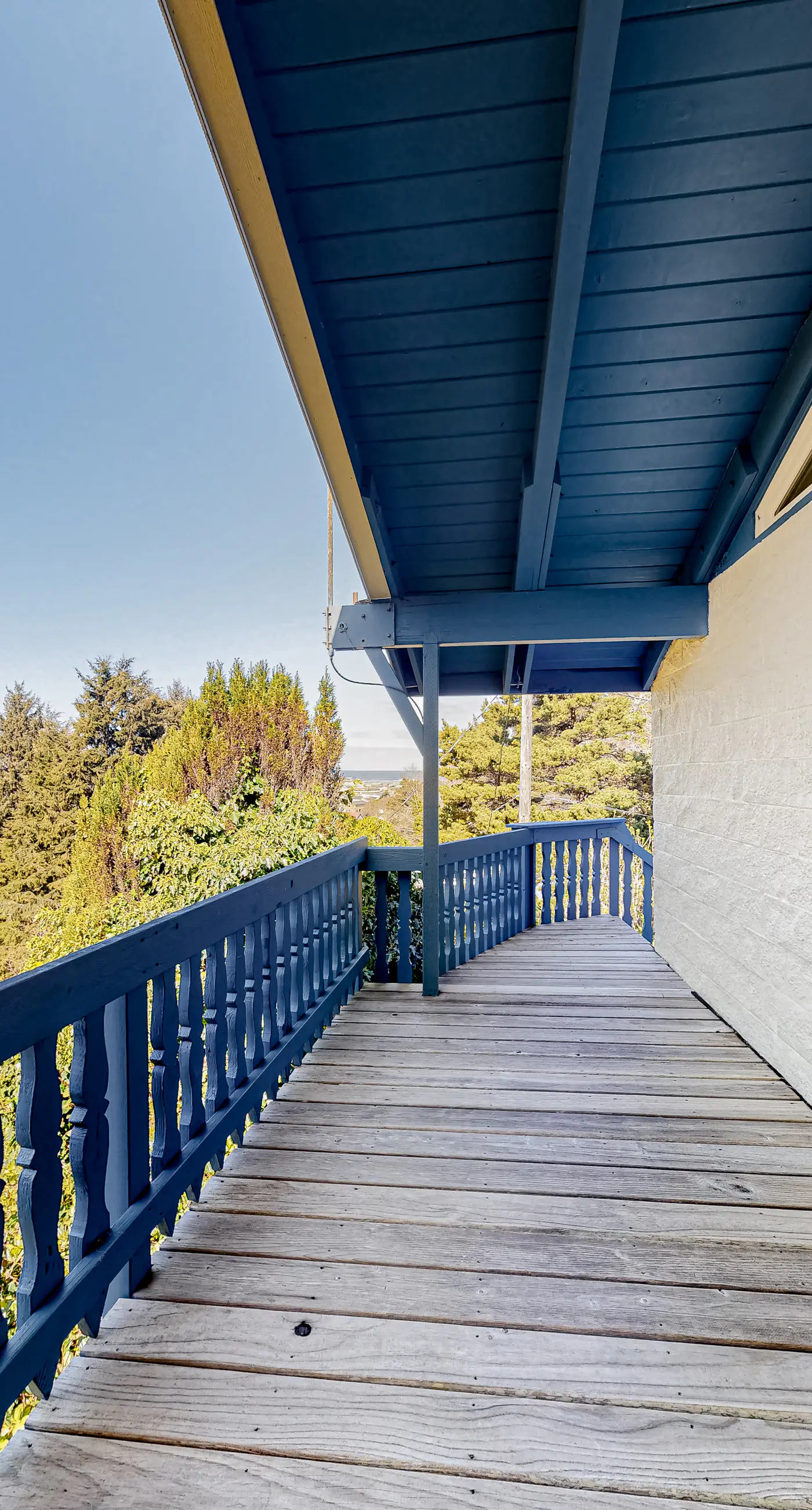 Quaint Dog Friendly Escape Near Town and Beach with Ocean Views and High Speed WiFi