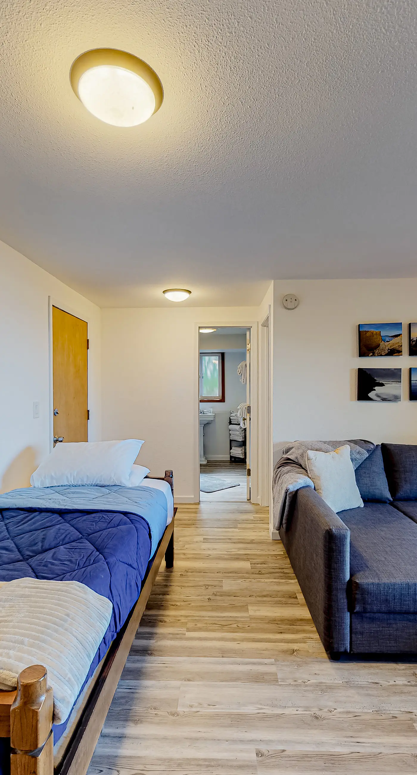 Quaint Dog Friendly Escape Near Town and Beach with Ocean Views and High Speed WiFi