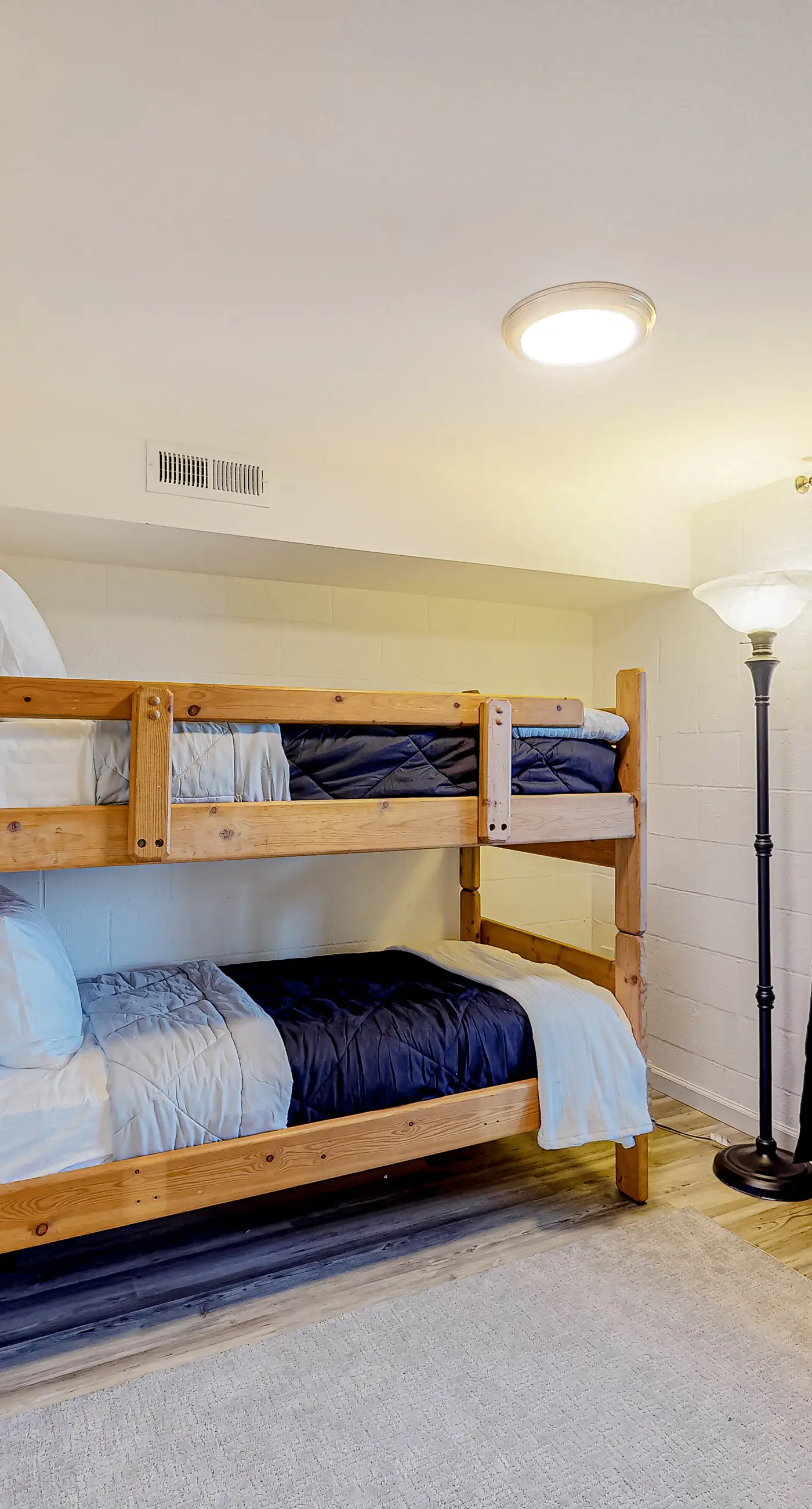 Quaint Dog Friendly Escape Near Town and Beach with Ocean Views and High Speed WiFi