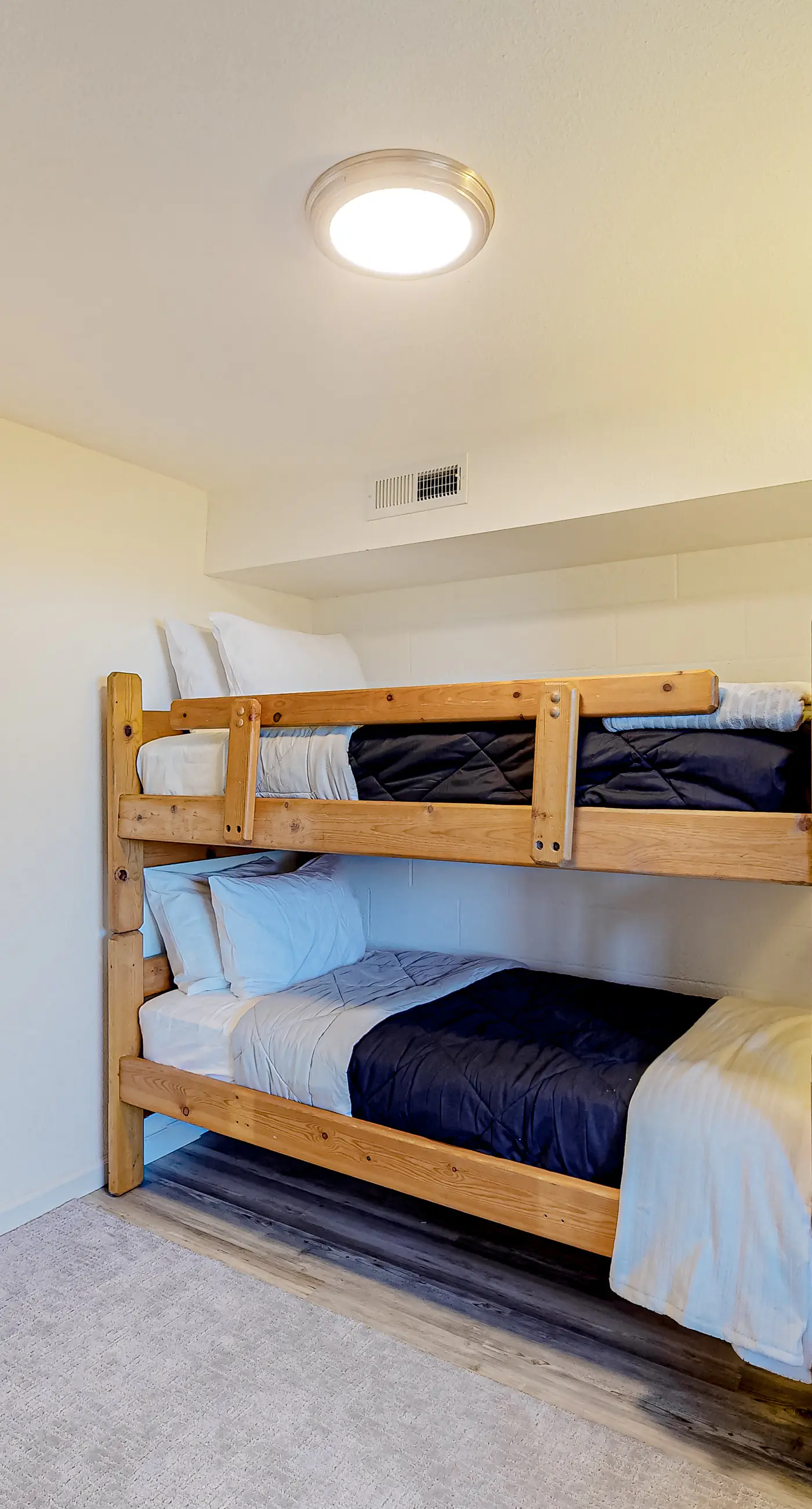 Quaint Dog Friendly Escape Near Town and Beach with Ocean Views and High Speed WiFi