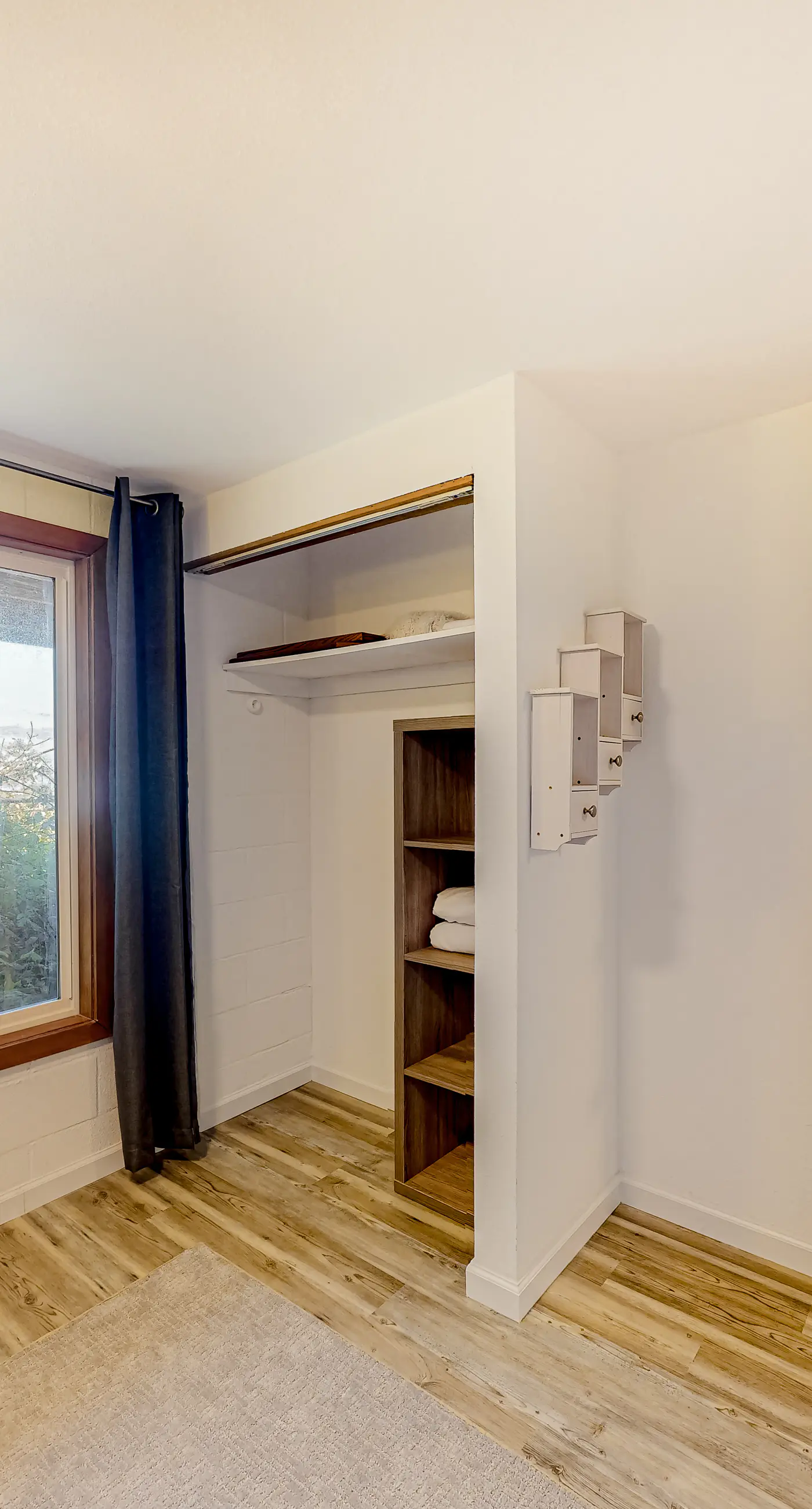 Quaint Dog Friendly Escape Near Town and Beach with Ocean Views and High Speed WiFi