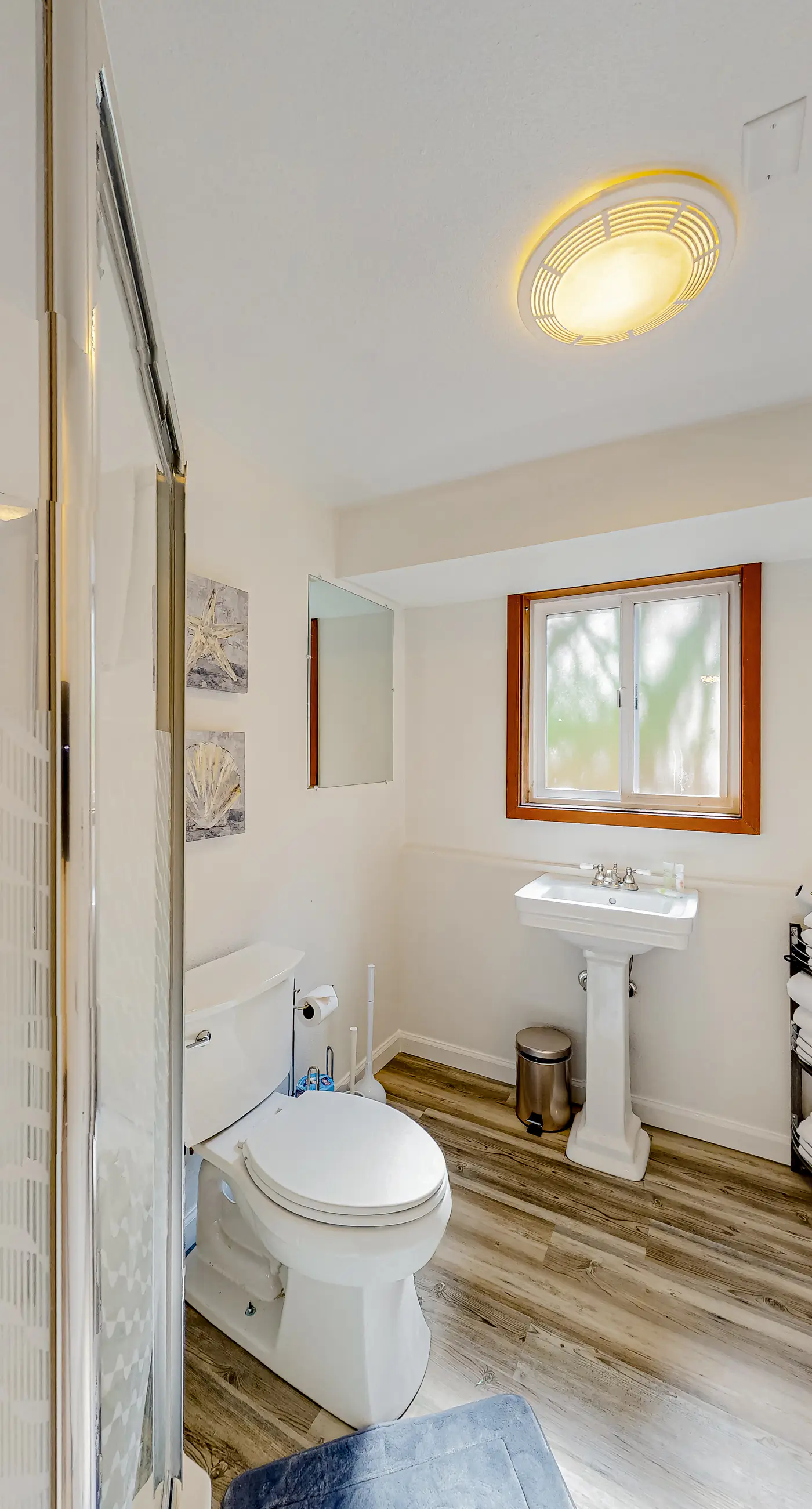 Quaint Dog Friendly Escape Near Town and Beach with Ocean Views and High Speed WiFi