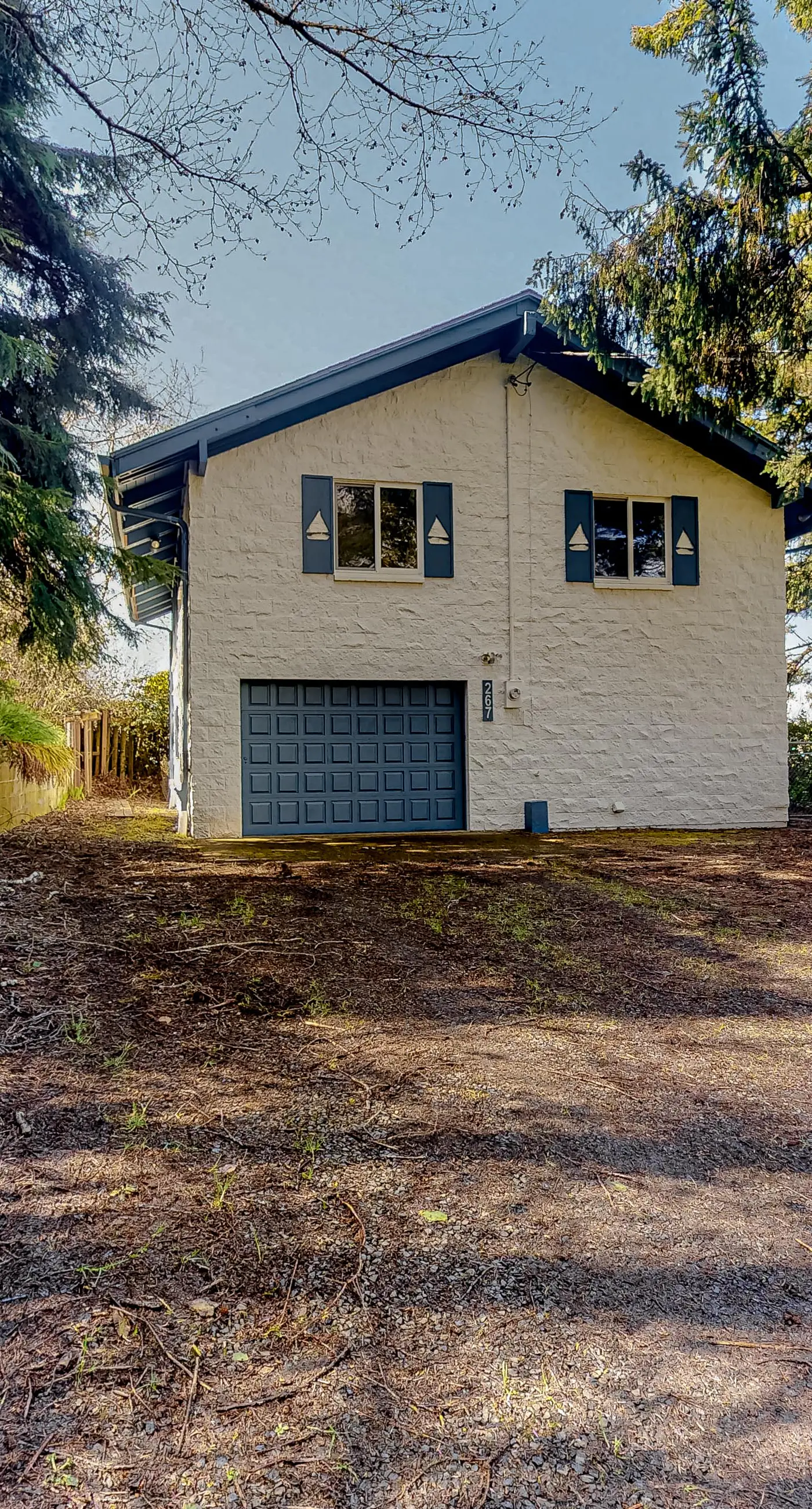 Quaint Dog Friendly Escape Near Town and Beach with Ocean Views and High Speed WiFi