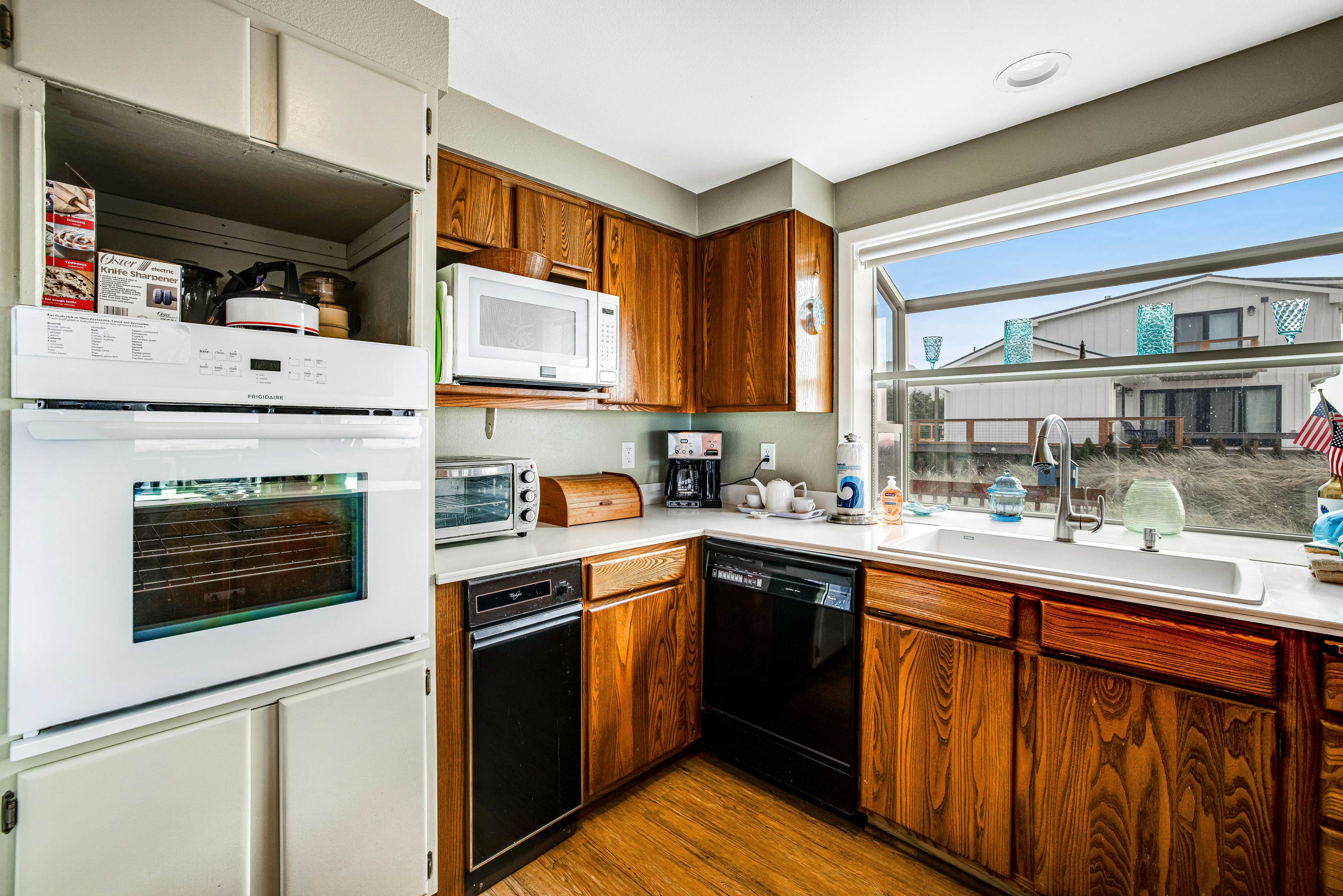 Oceanfront Home with Incredible Views, Patio, Deck & WiFi - Steps to the Beach