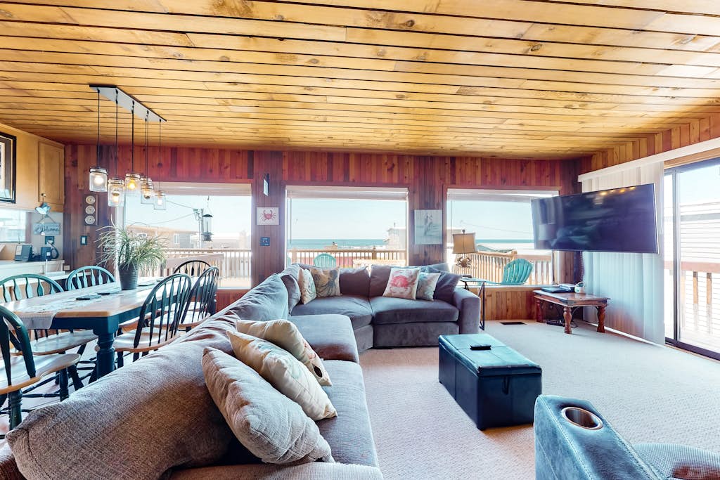 Rustic chic treasure with deck grill wood stove outdoor shower dogs ok