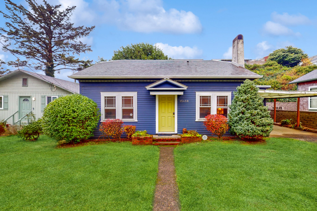 Coastal Craftsman with picture perfect bay views walk to Barview Jetty Beach
