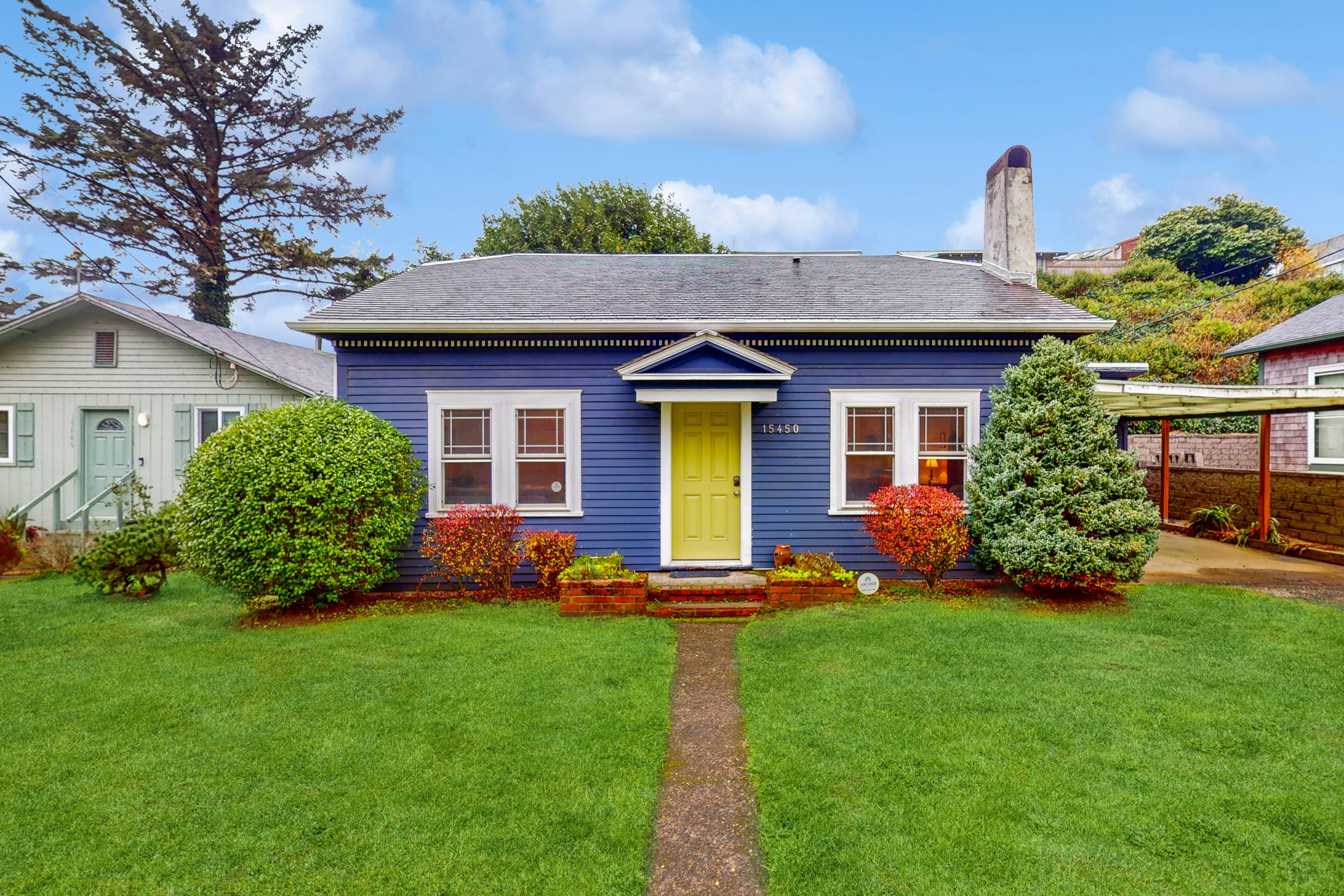 Coastal Craftsman with picture-perfect bay views - walk to Barview Jetty Beach