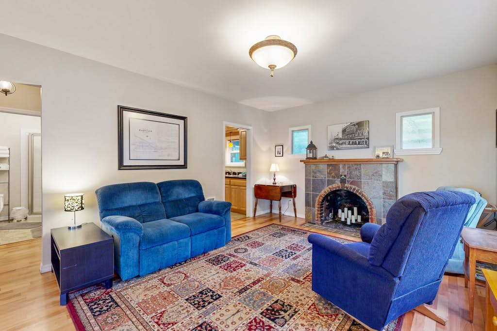 Coastal Craftsman with picture perfect bay views walk to Barview Jetty Beach