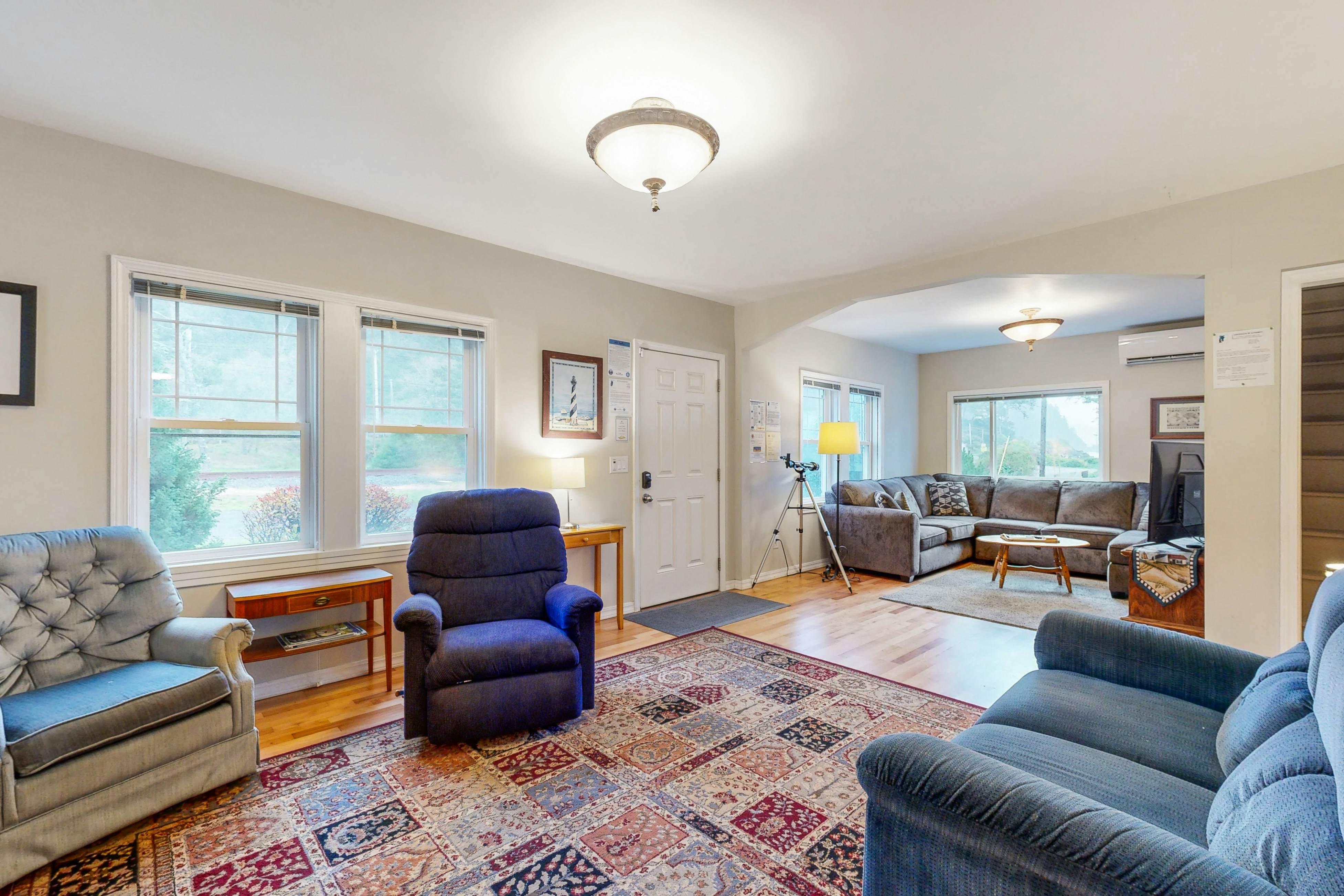 Coastal Craftsman with picture perfect bay views walk to Barview Jetty Beach