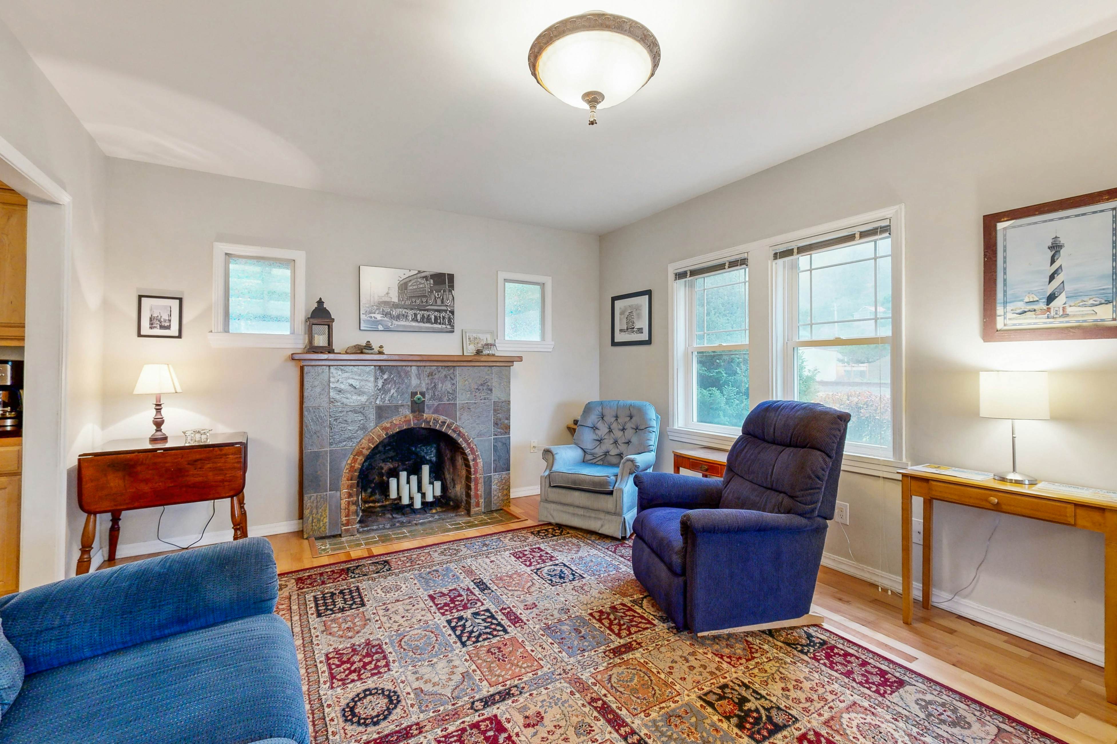 Coastal Craftsman with picture perfect bay views walk to Barview Jetty Beach