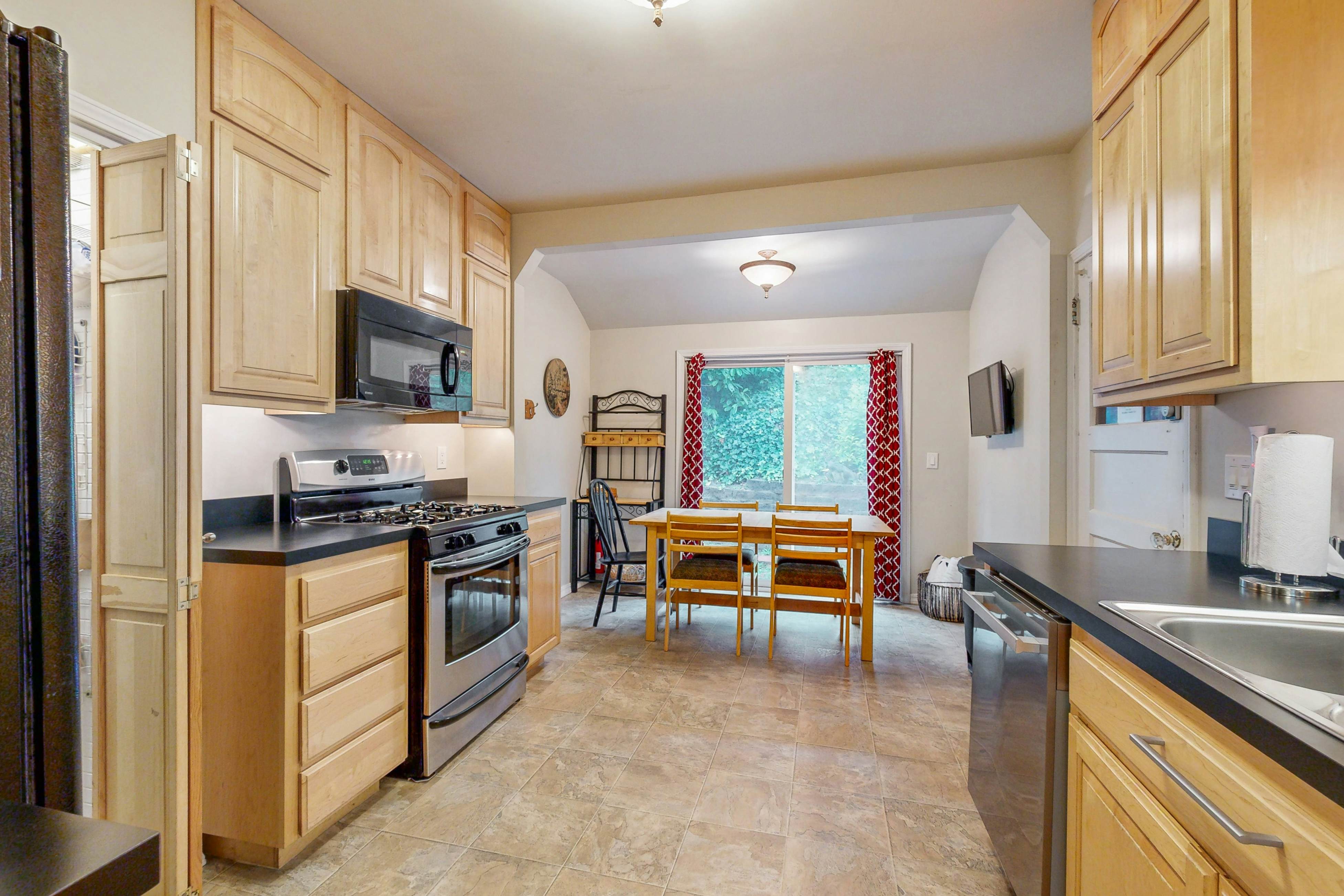 Coastal Craftsman with picture perfect bay views walk to Barview Jetty Beach