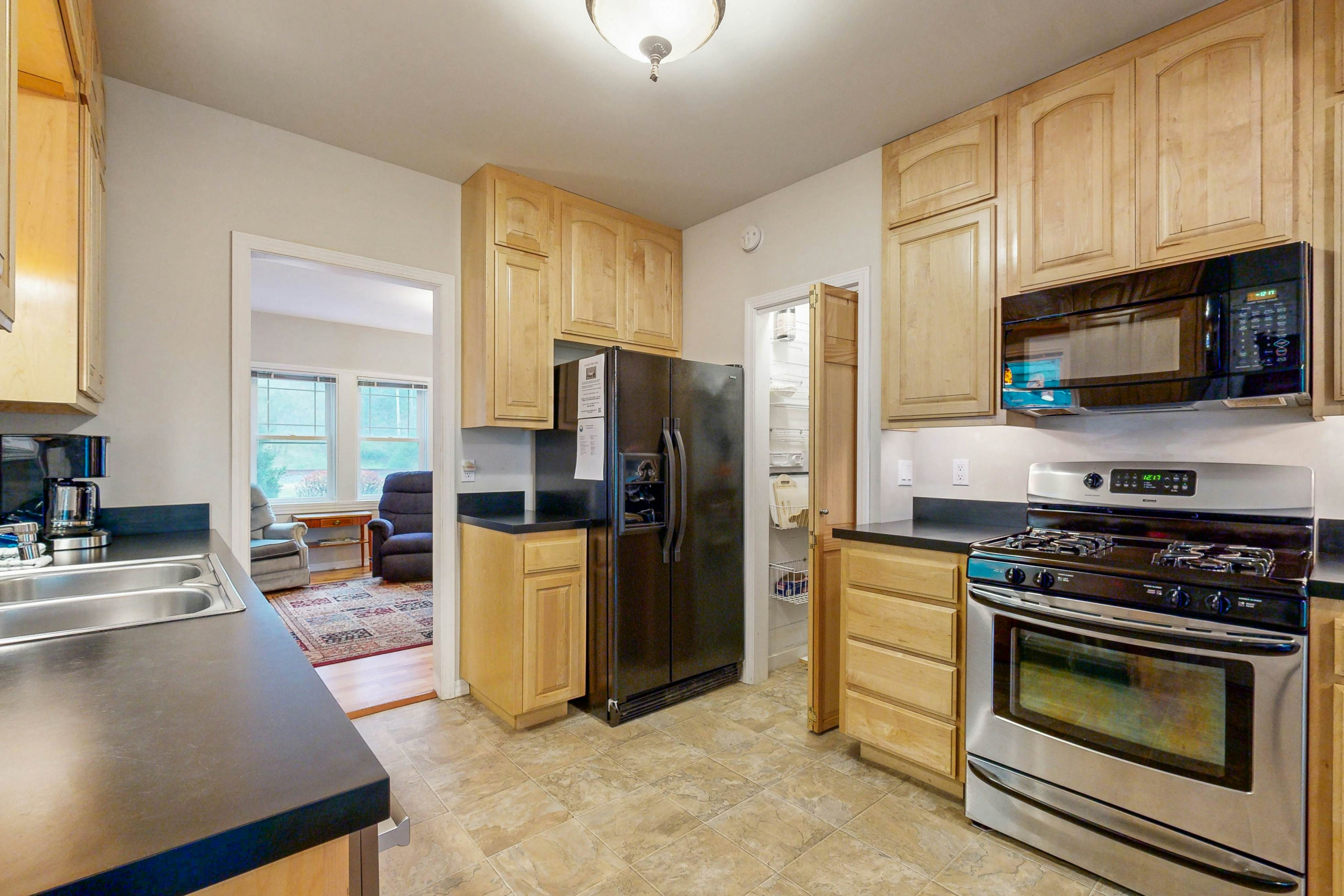 Coastal Craftsman with picture perfect bay views walk to Barview Jetty Beach