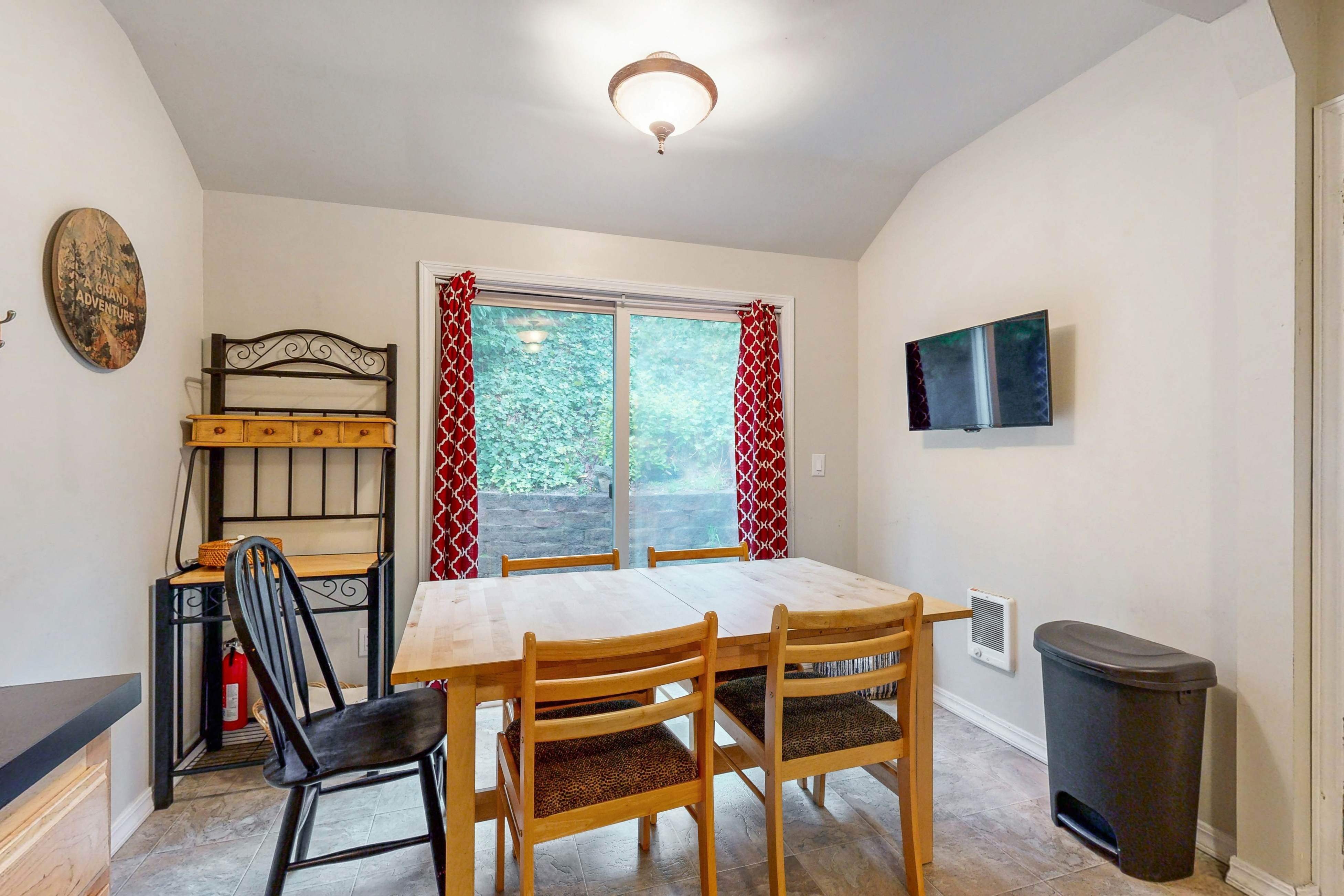 Coastal Craftsman with picture perfect bay views walk to Barview Jetty Beach