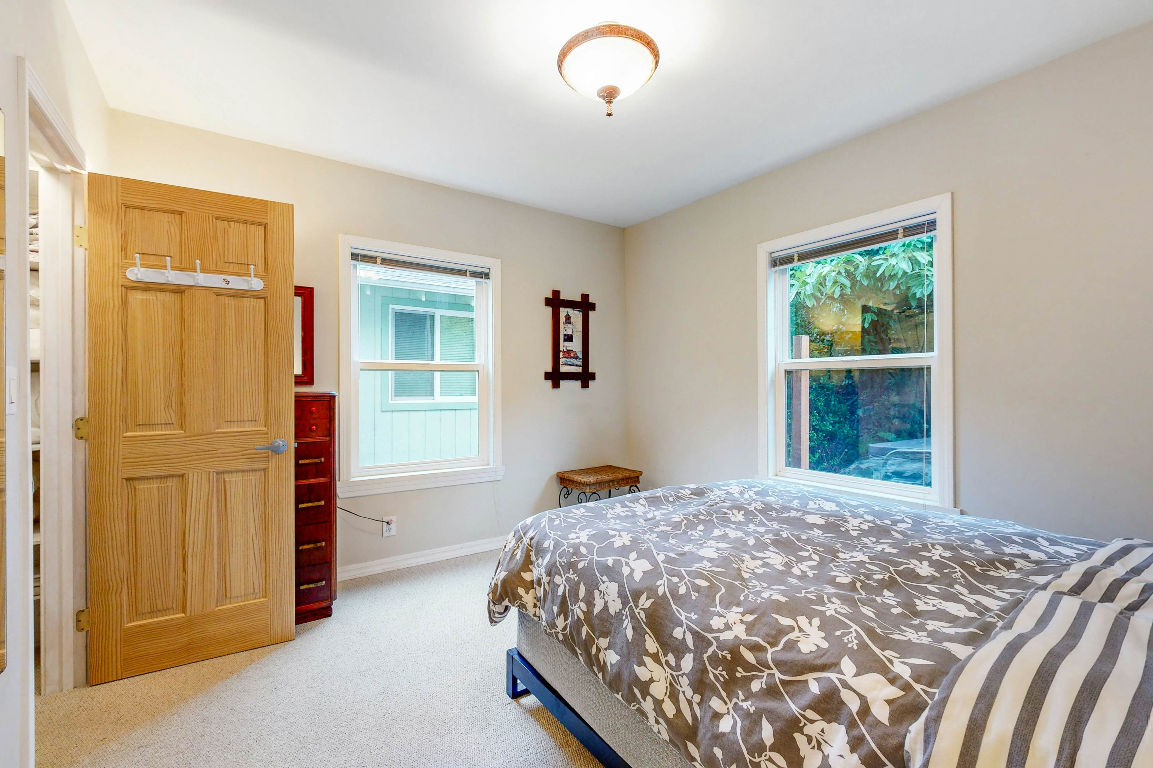 Coastal Craftsman with picture perfect bay views walk to Barview Jetty Beach