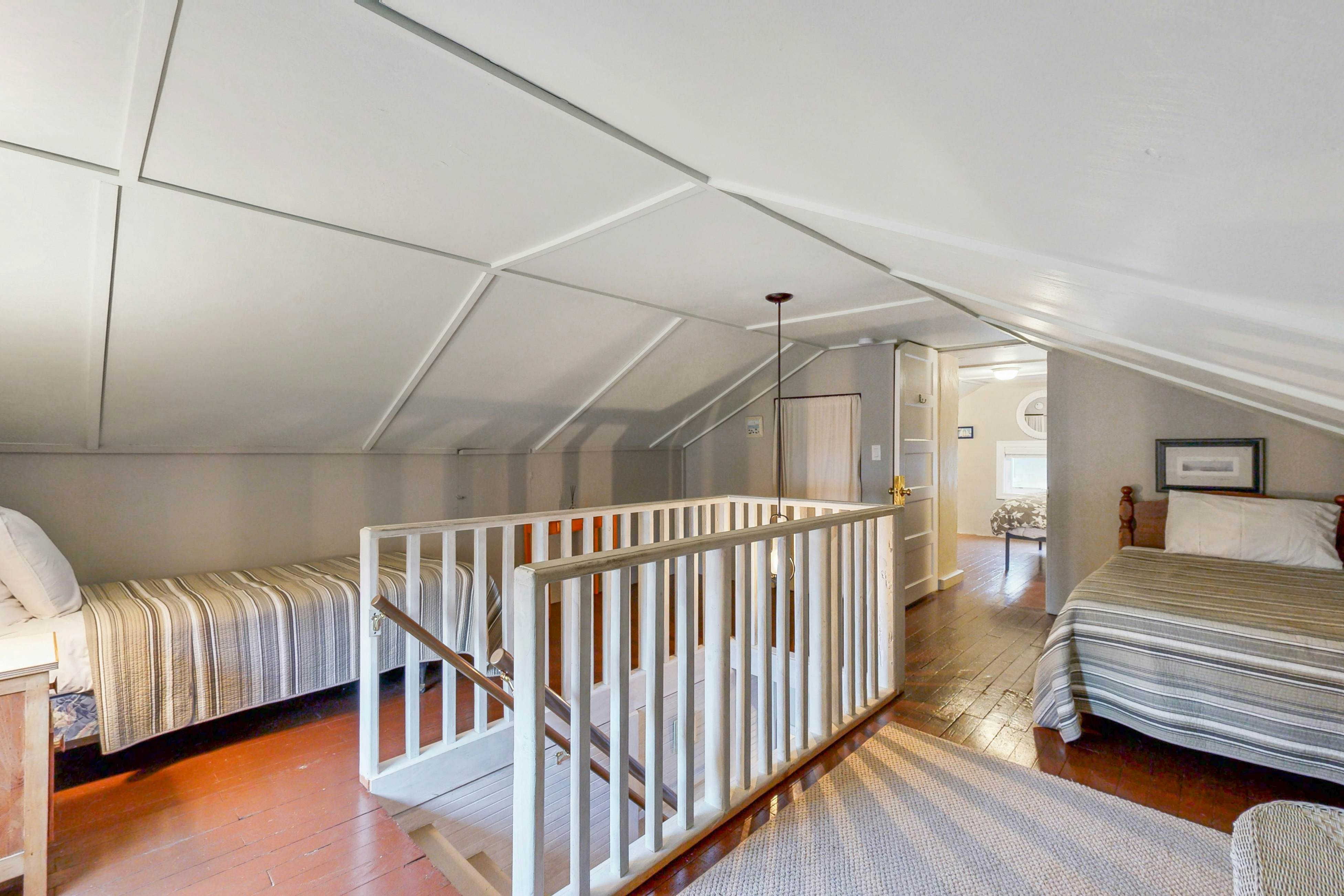 Coastal Craftsman with picture perfect bay views walk to Barview Jetty Beach