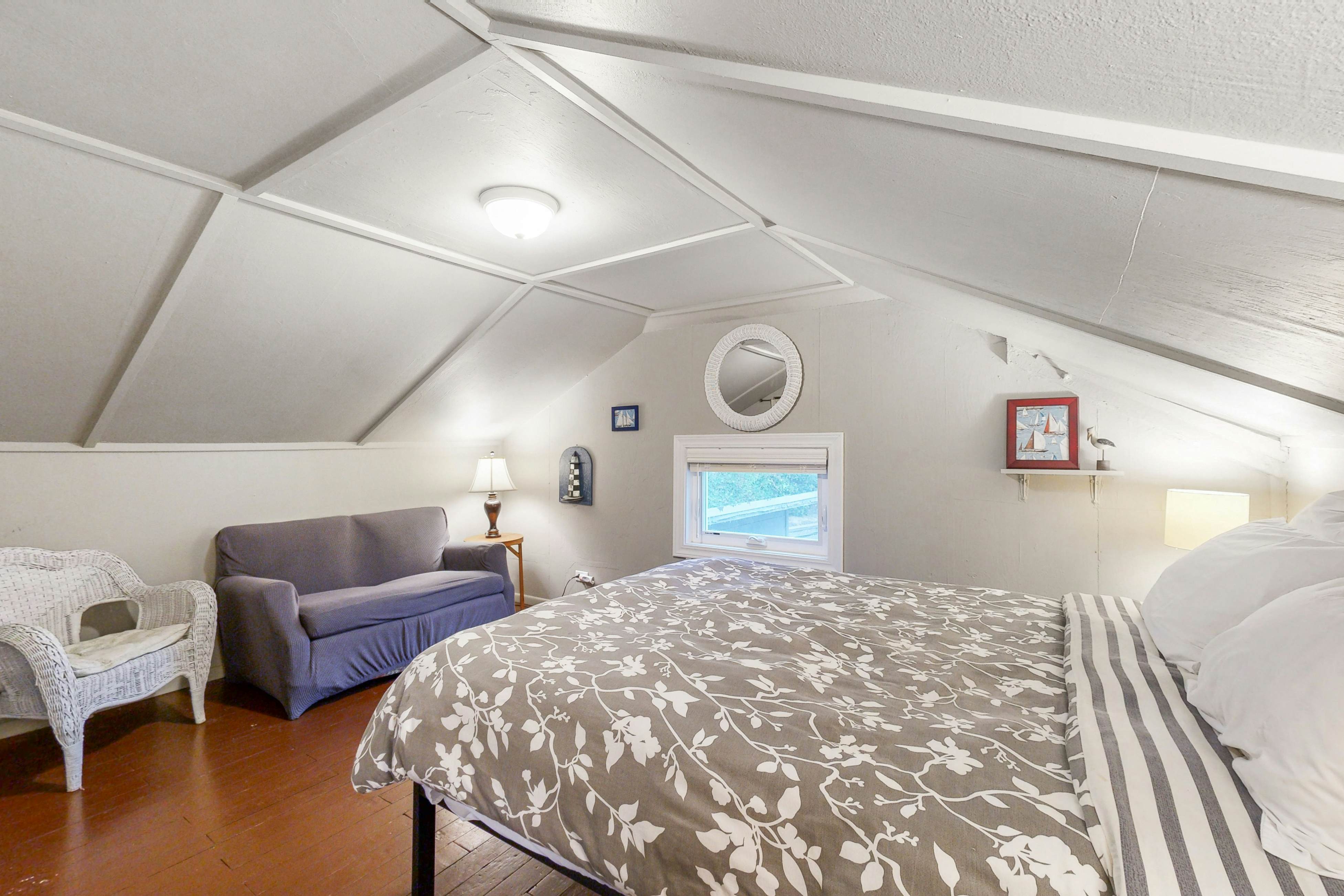 Coastal Craftsman with picture perfect bay views walk to Barview Jetty Beach