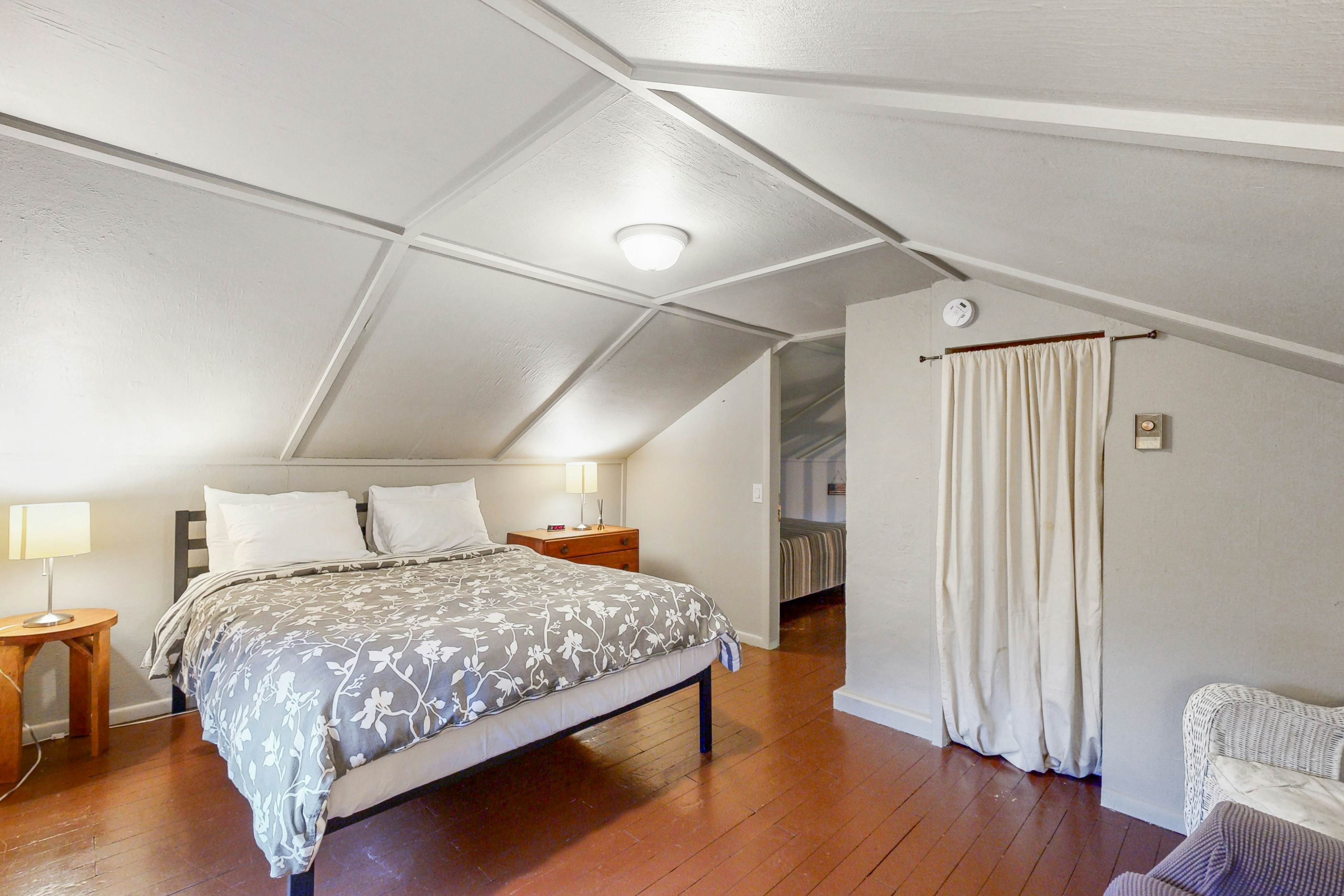 Coastal Craftsman with picture perfect bay views walk to Barview Jetty Beach