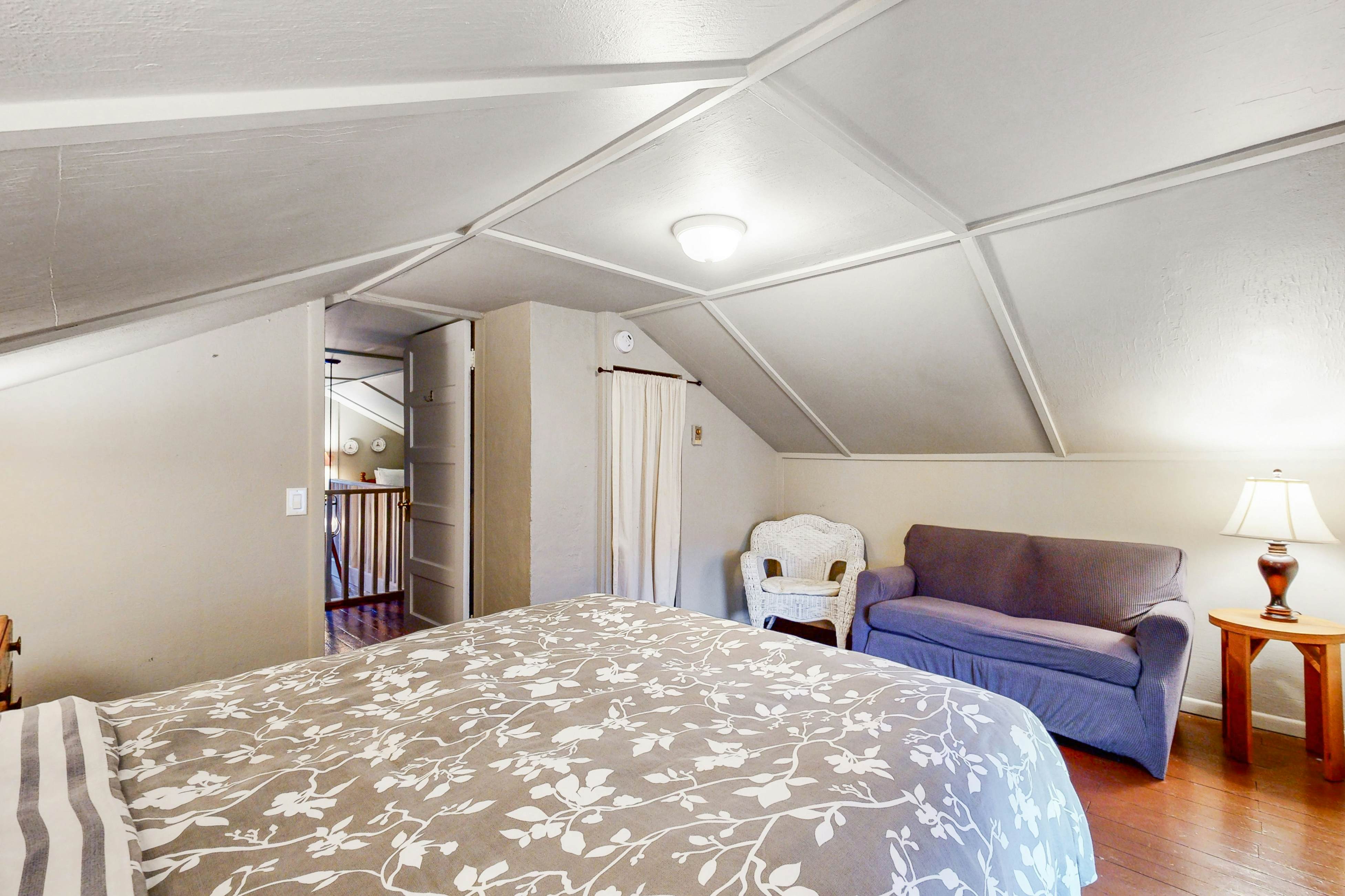 Coastal Craftsman with picture perfect bay views walk to Barview Jetty Beach