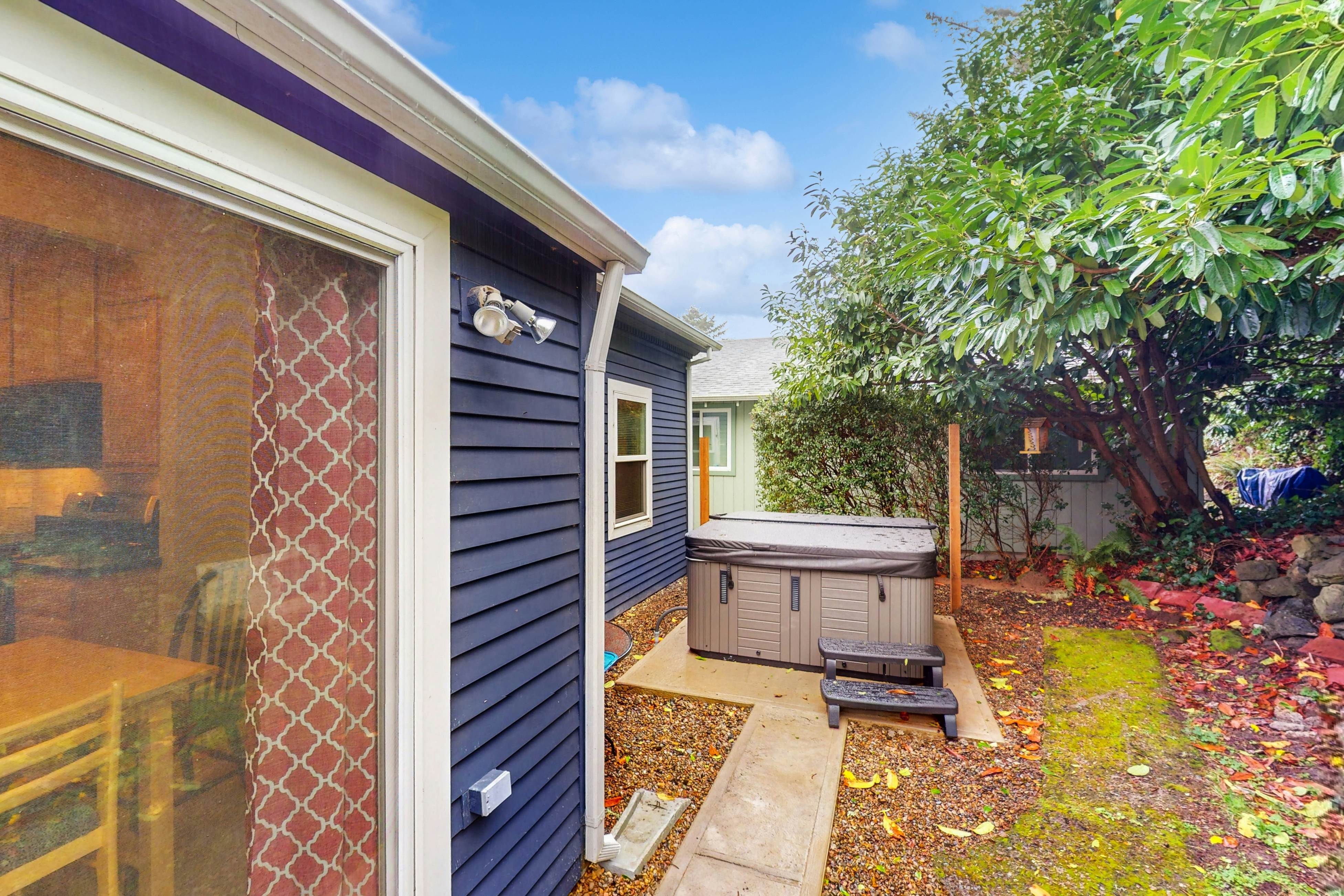 Coastal Craftsman with picture perfect bay views walk to Barview Jetty Beach