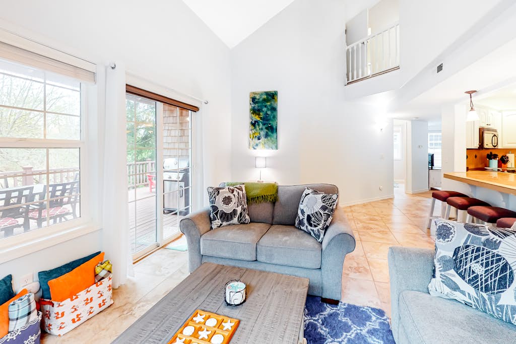 Creekside Home 5 Blocks from the Beach with Fireplace Deck Firepit Fast WiFi