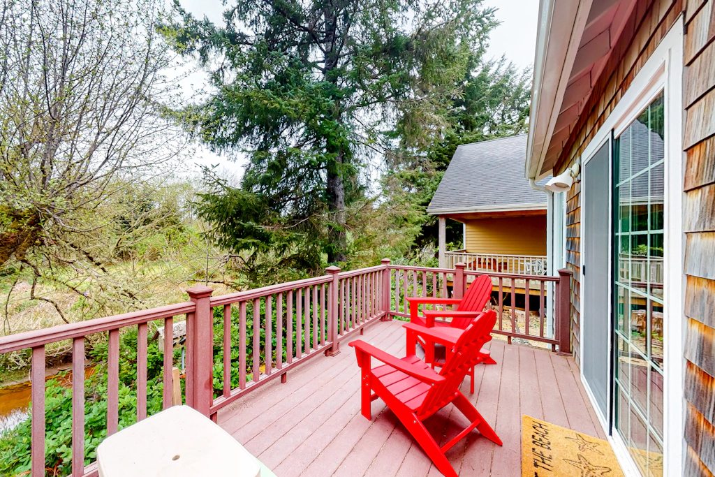 Creekside Home 5 Blocks from the Beach with Fireplace Deck Firepit Fast WiFi