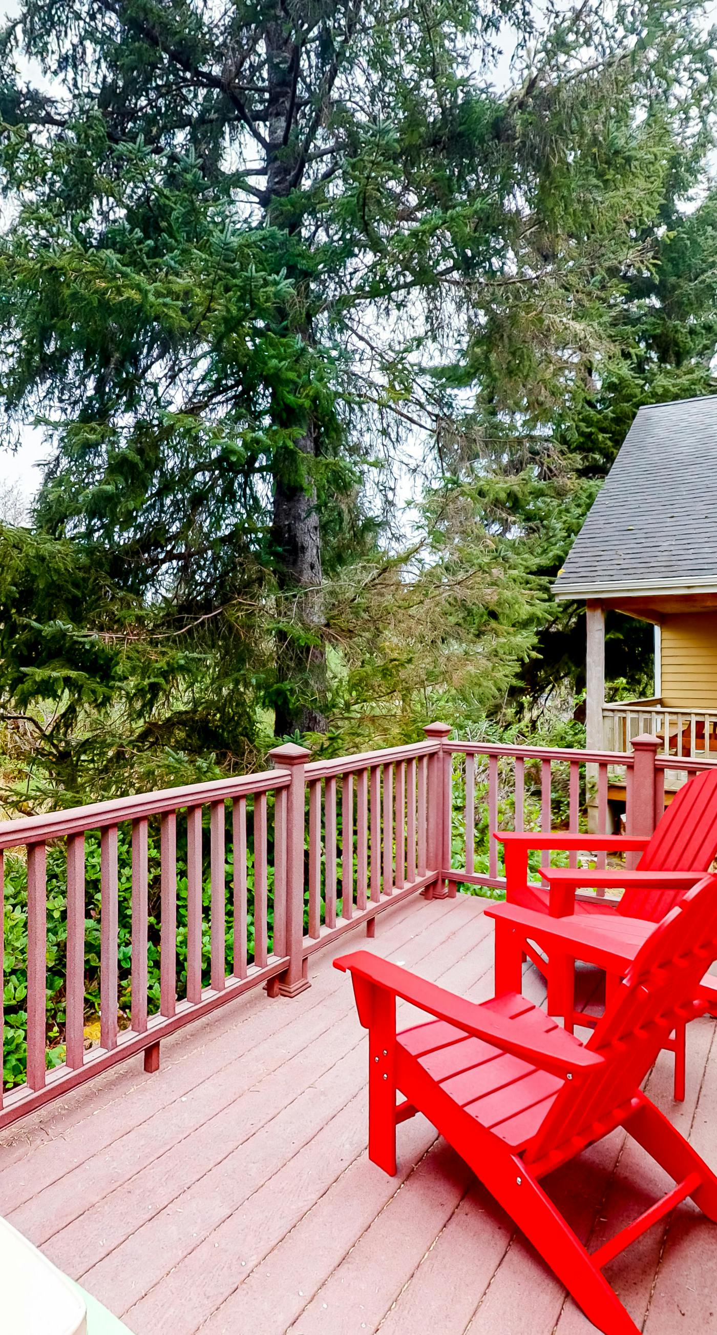 Creekside Home 5 Blocks from the Beach with Fireplace Deck Firepit Fast WiFi