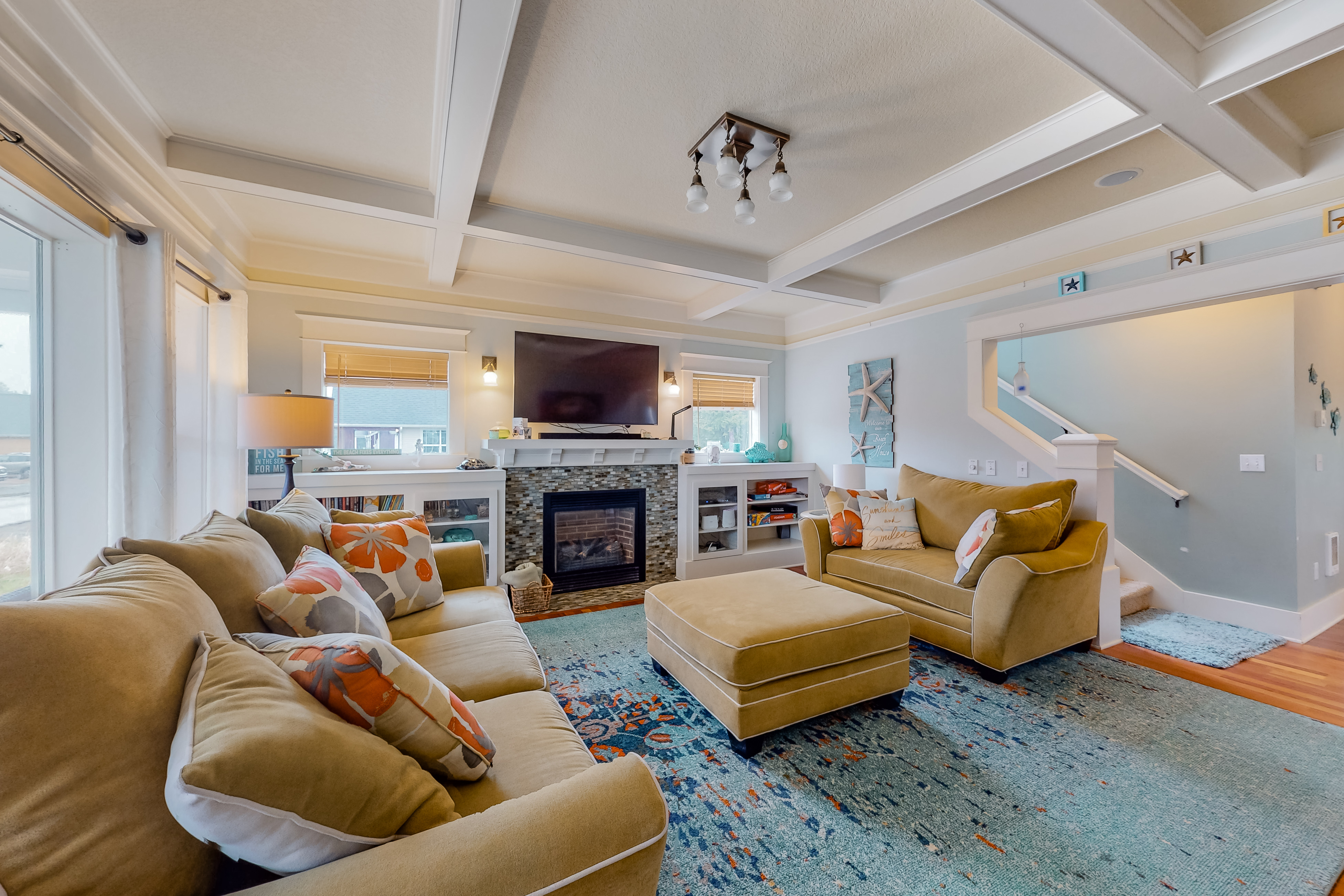 Beautiful Craftsman home with private hot tub and pool table walk to beach