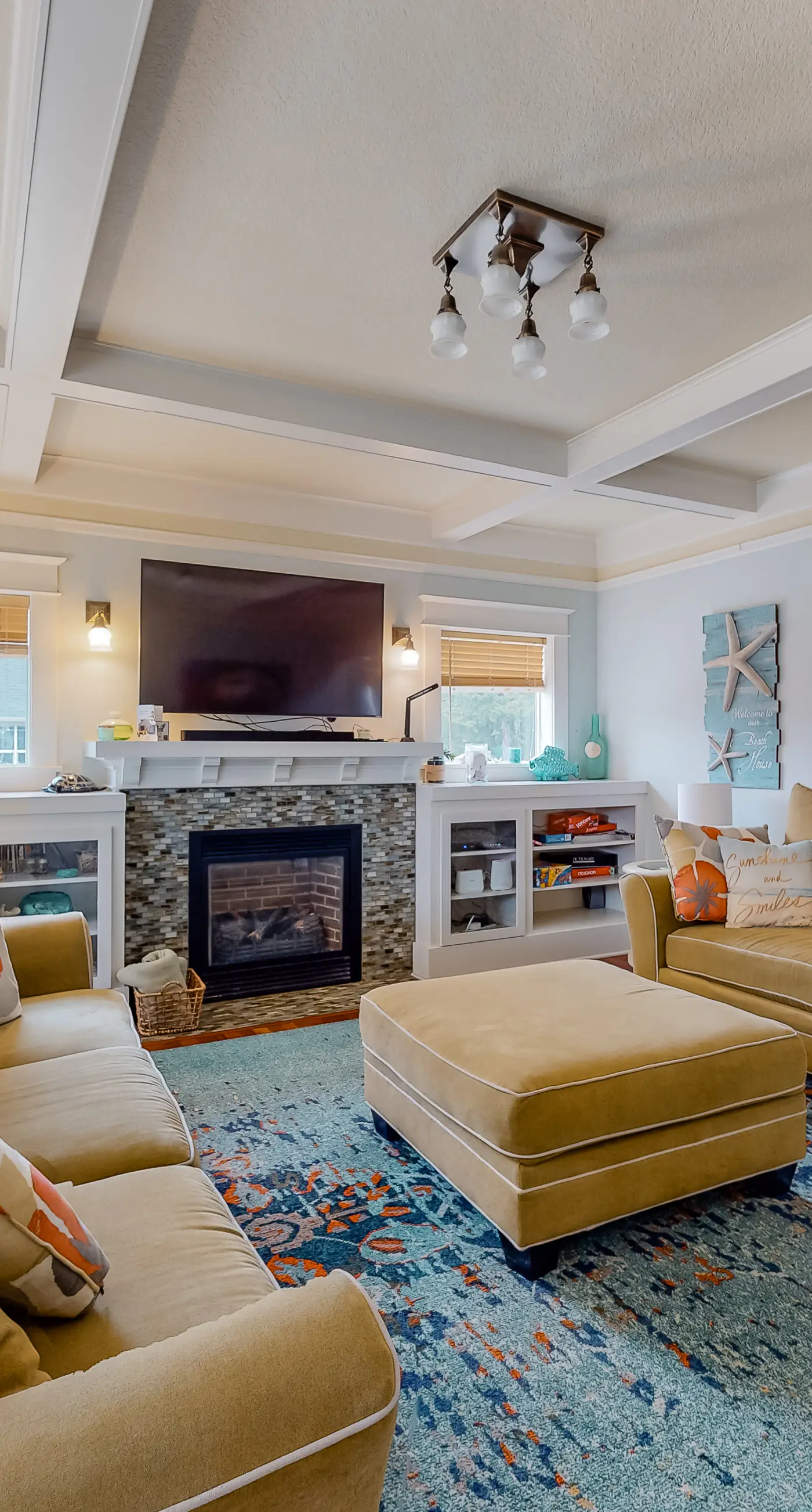 Beautiful Craftsman home with private hot tub and pool table walk to beach