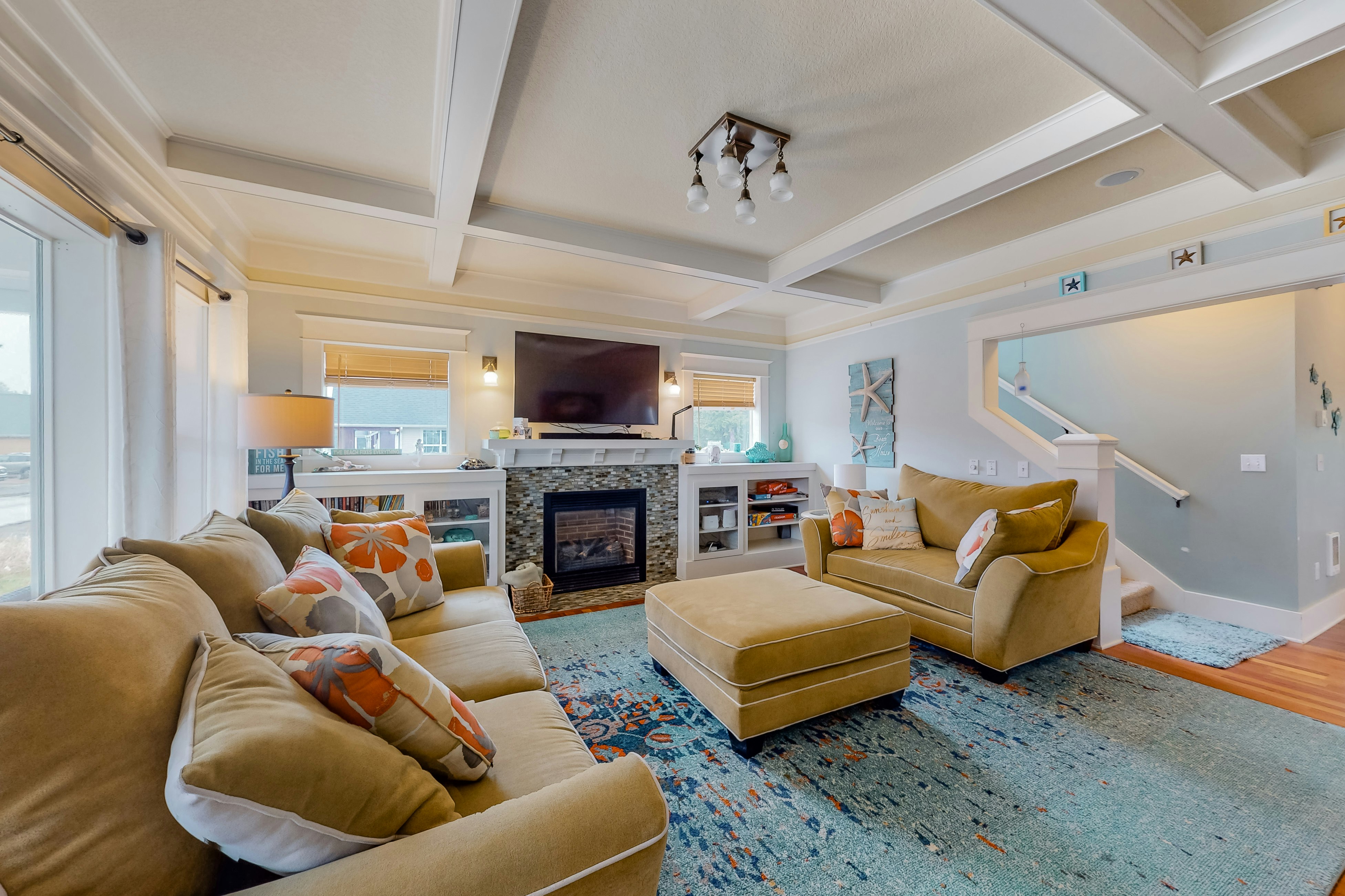 Beautiful Craftsman home with private hot tub & pool table - walk to beach