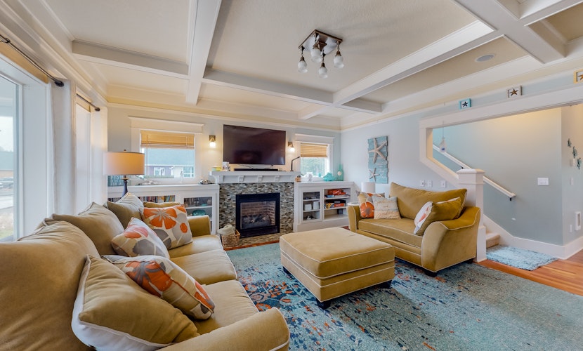 Beautiful Craftsman home with private hot tub and pool table walk to beach