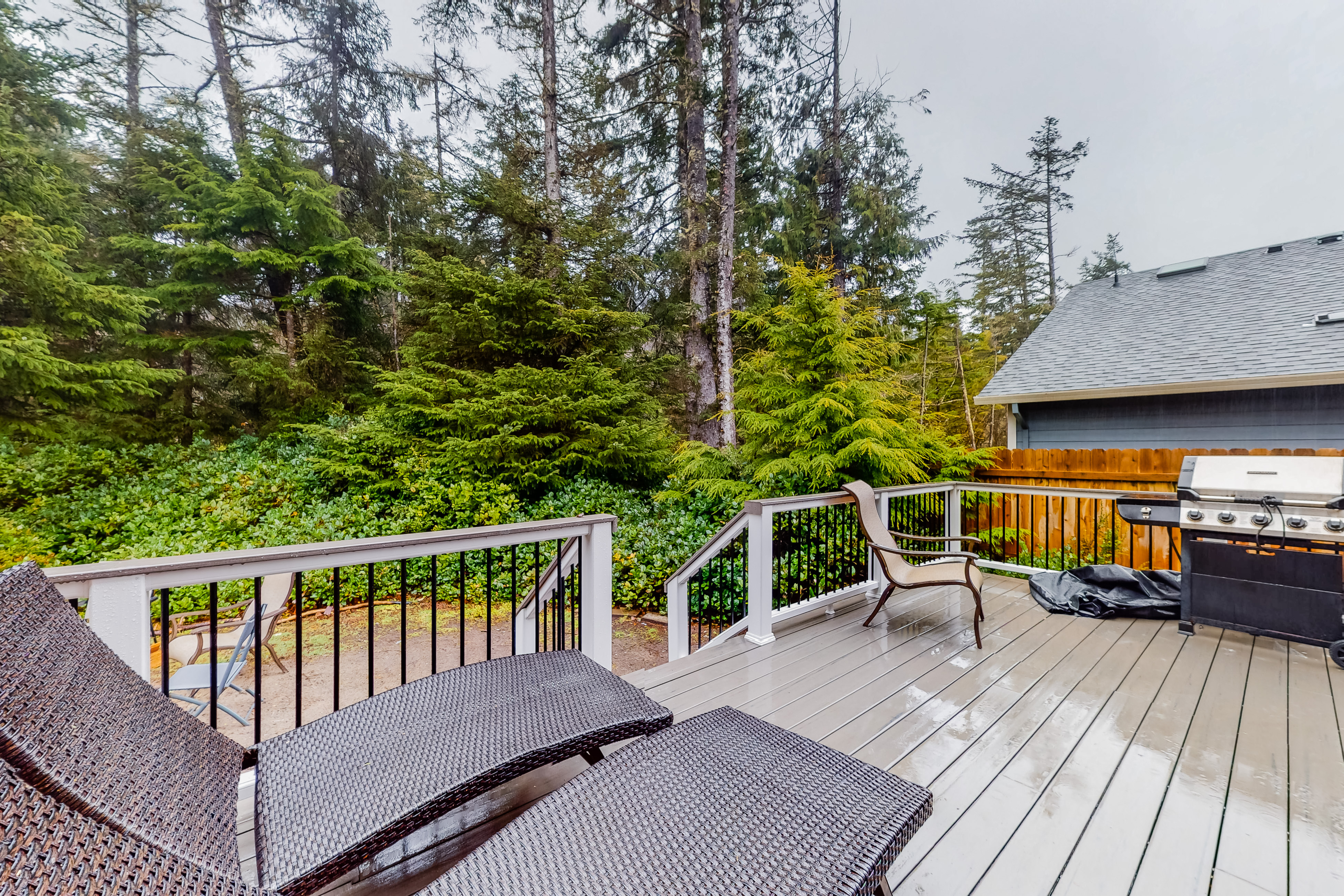 Beautiful Craftsman home with private hot tub and pool table walk to beach