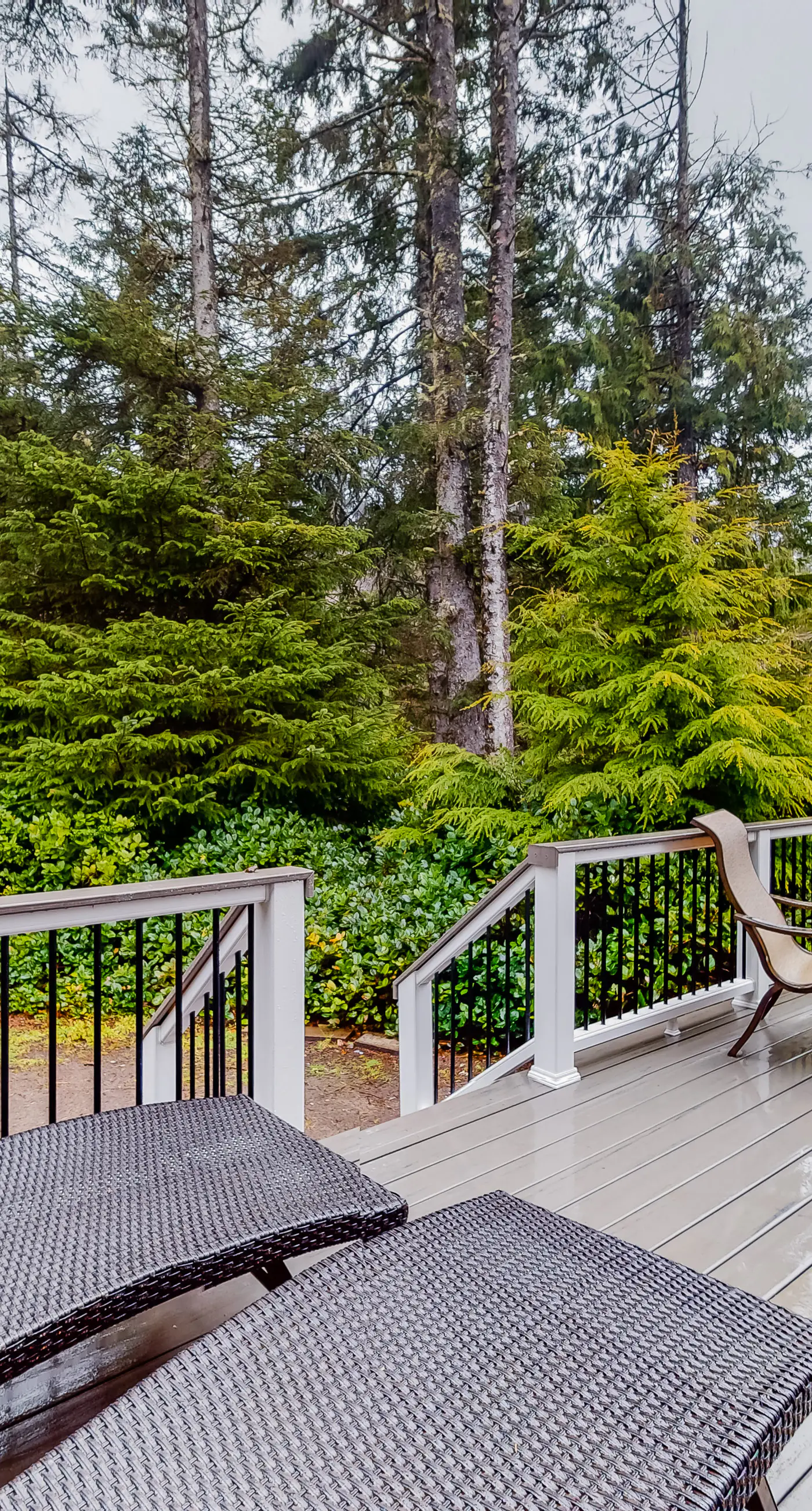 Beautiful Craftsman home with private hot tub and pool table walk to beach