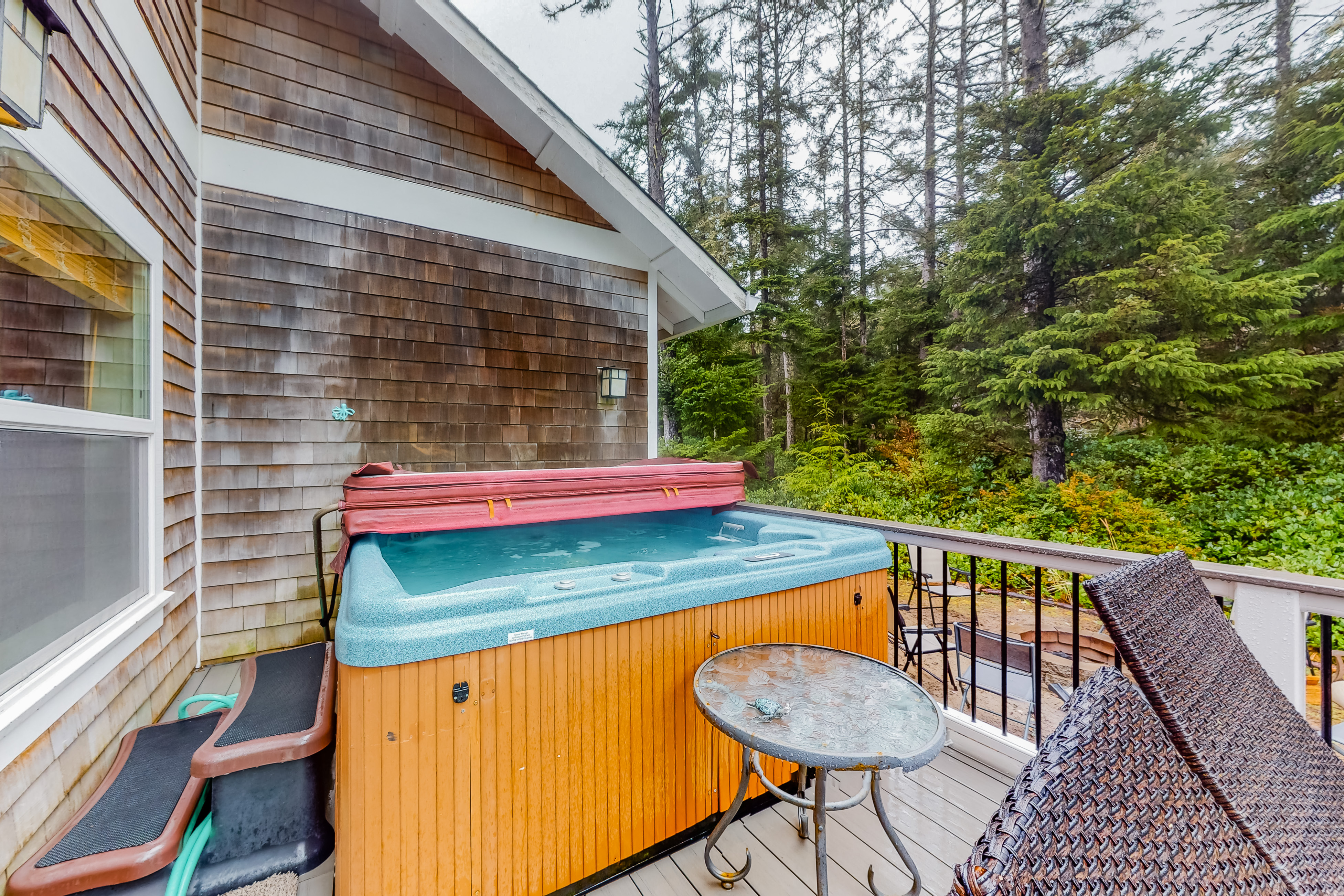 Beautiful Craftsman home with private hot tub and pool table walk to beach