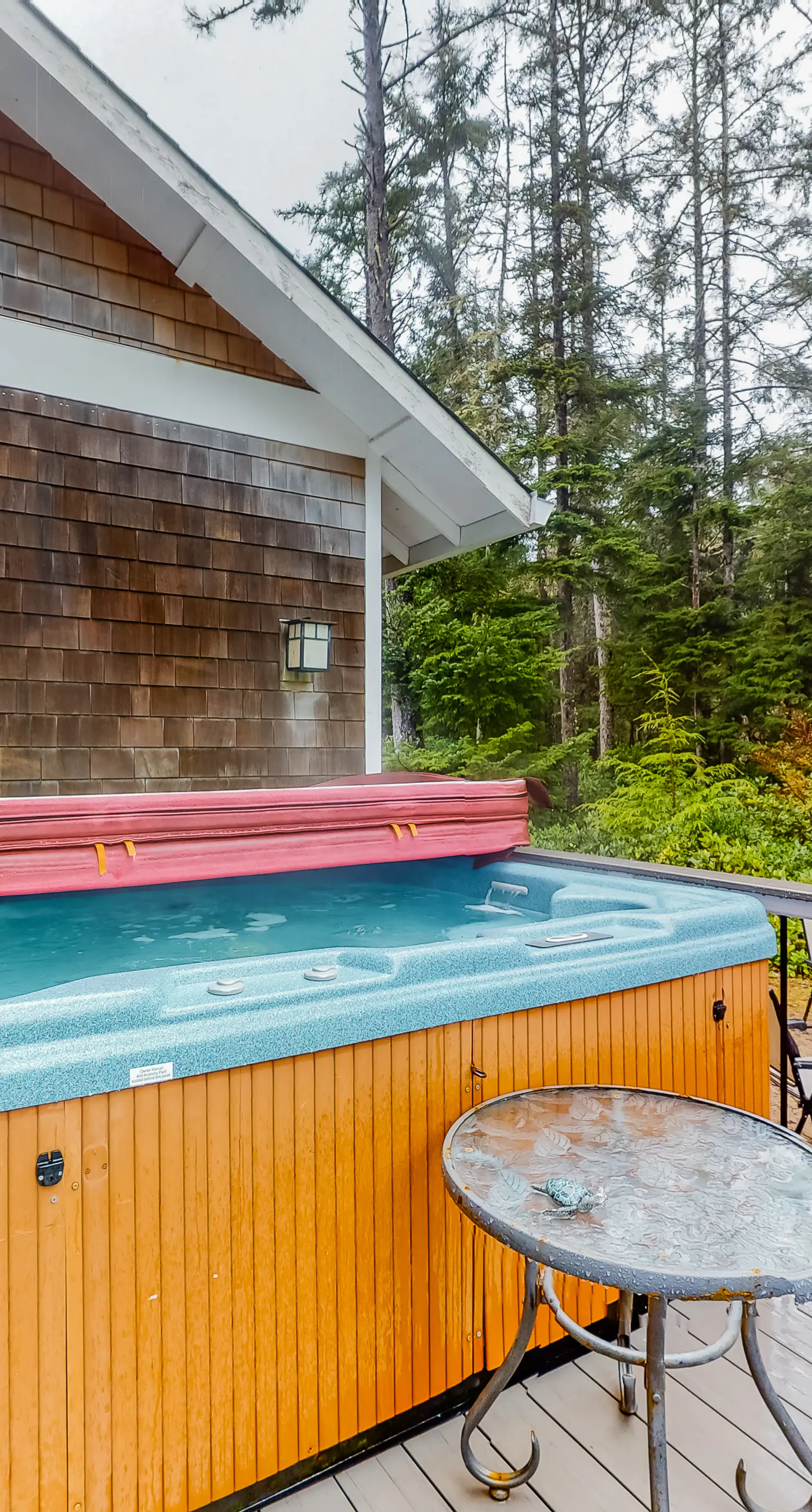 Beautiful Craftsman home with private hot tub and pool table walk to beach