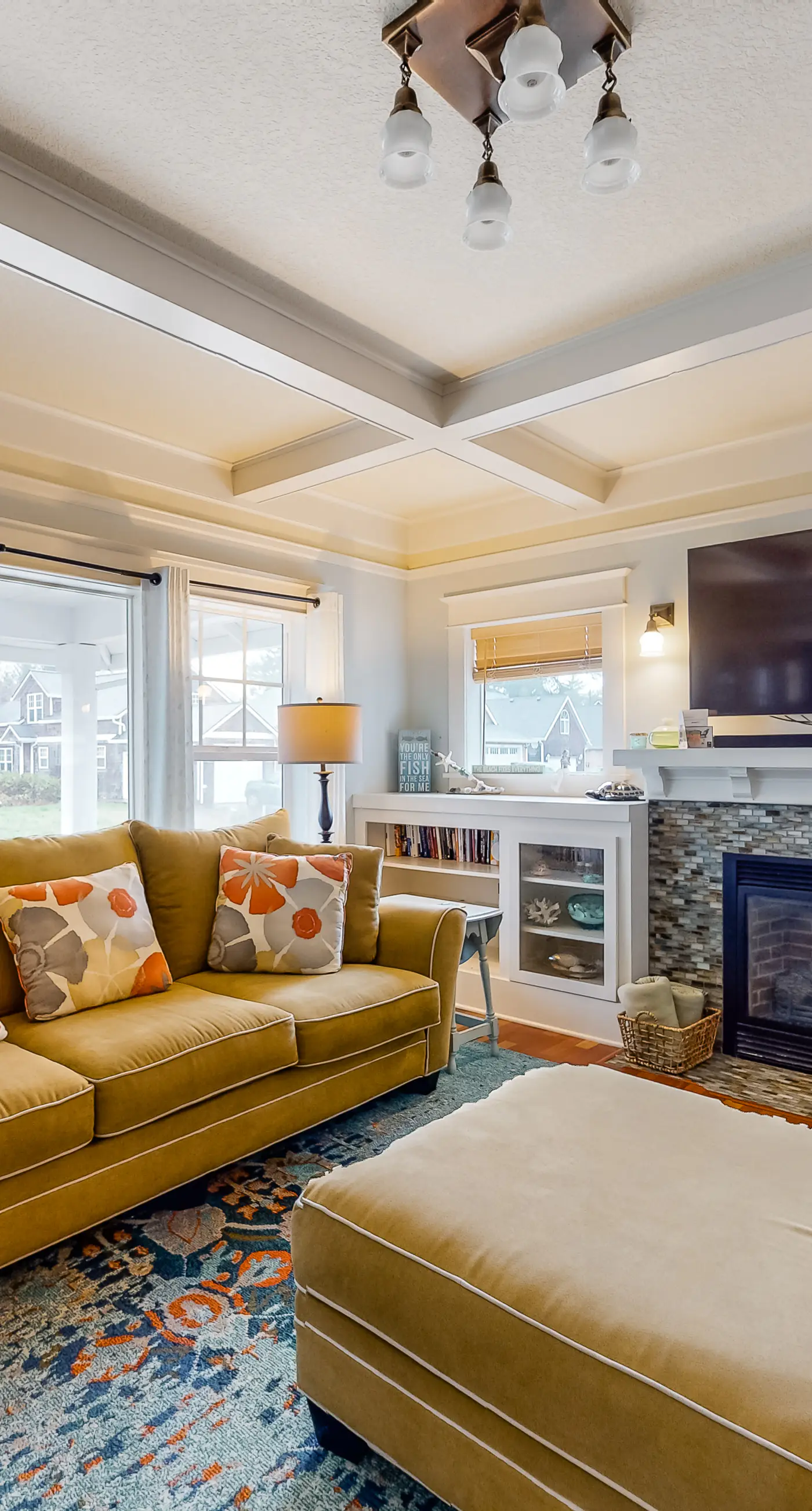 Beautiful Craftsman home with private hot tub and pool table walk to beach