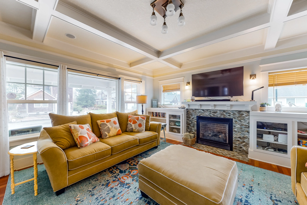 Beautiful Craftsman home with private hot tub and pool table walk to beach