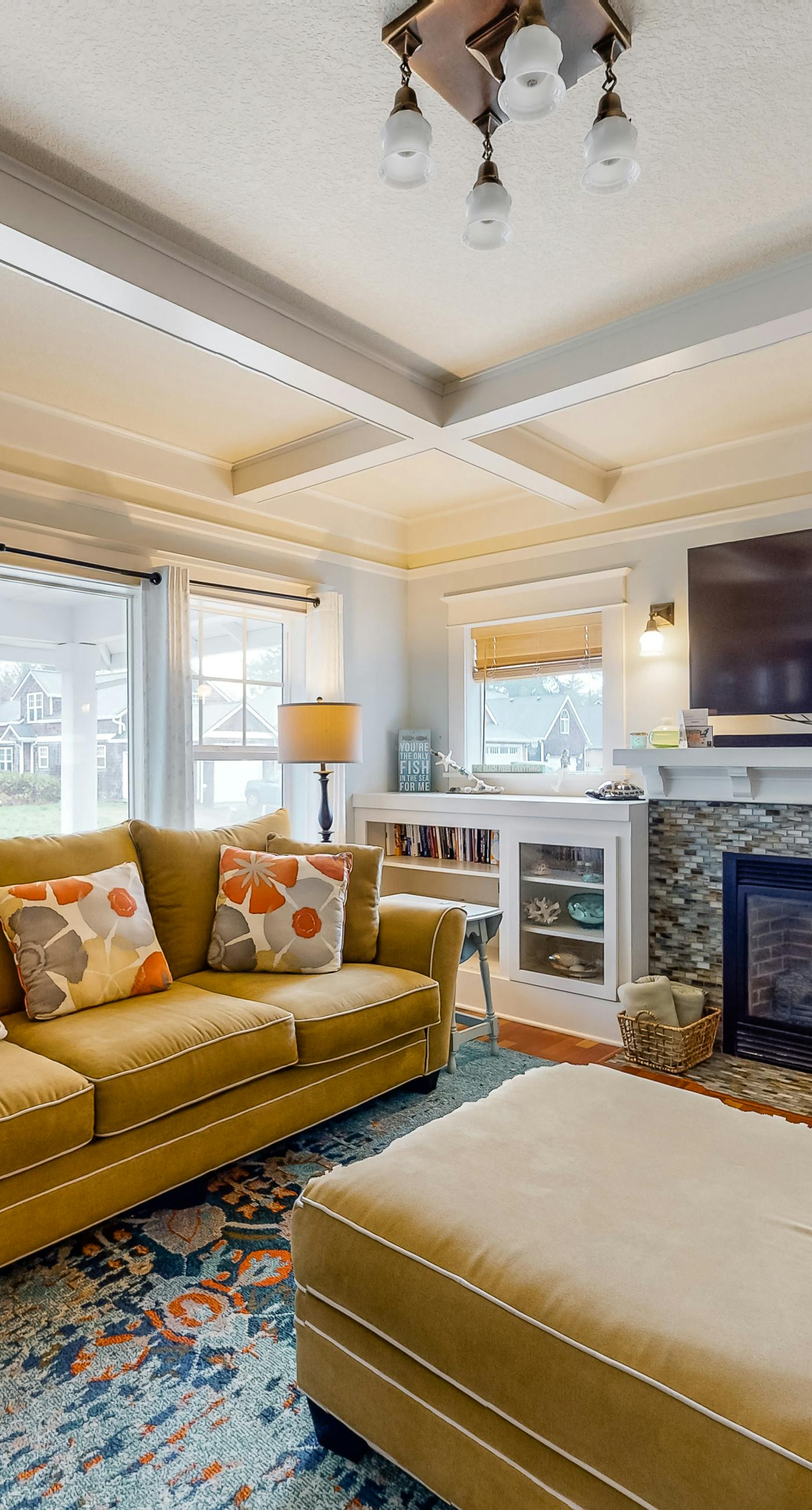 Beautiful Craftsman home with private hot tub and pool table walk to beach